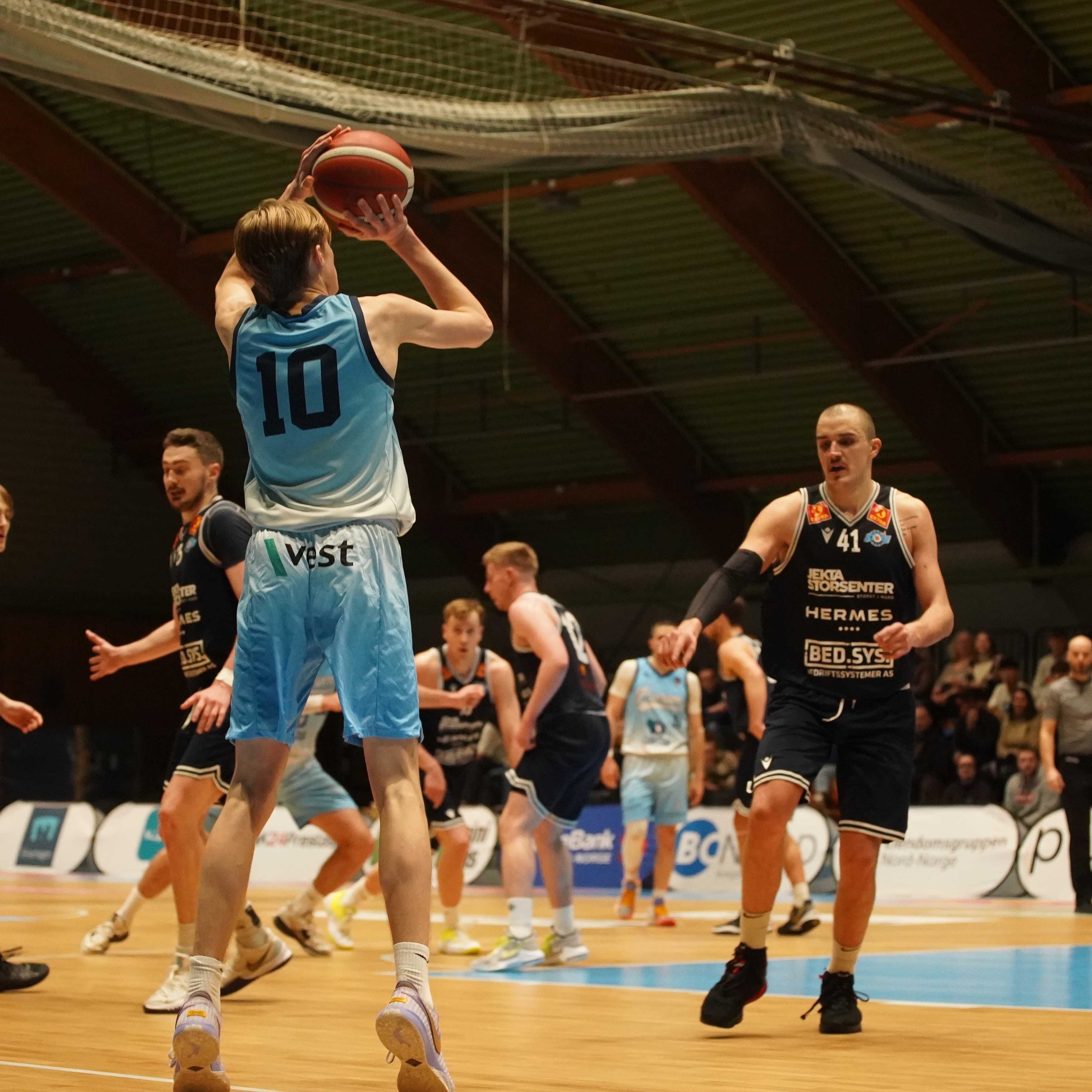 Fredrik Kleivdal la tidlig to trepoengere og endte med 17 poeng og 6 returer etter en solid kamp for Bærum. Her er det Petar Radojicic som er for sent ute til å stoppe 18-åringen.
FOTO: LARS OLAV SPARBOE 