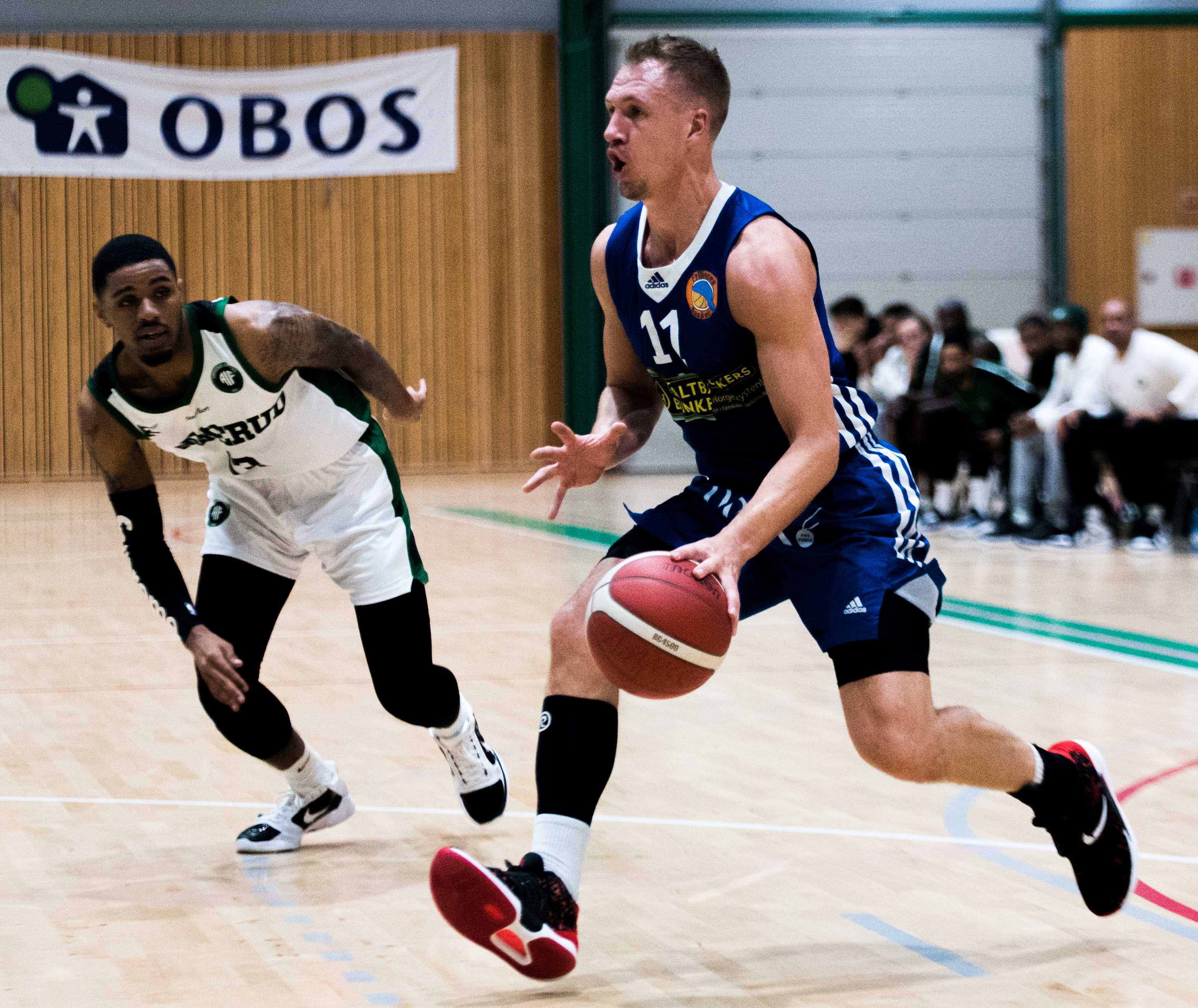 Nikolas Skouen og Fyllingen er i storform og utklasset Ammerud 94-66 søndag. Bildet viser Skouen i en drive mot Bryan Battle i lagenes første møte på Apalløkka 30. oktober, da Fyllingen vant 88-78.
FOTO: ERIK BERGLUND 