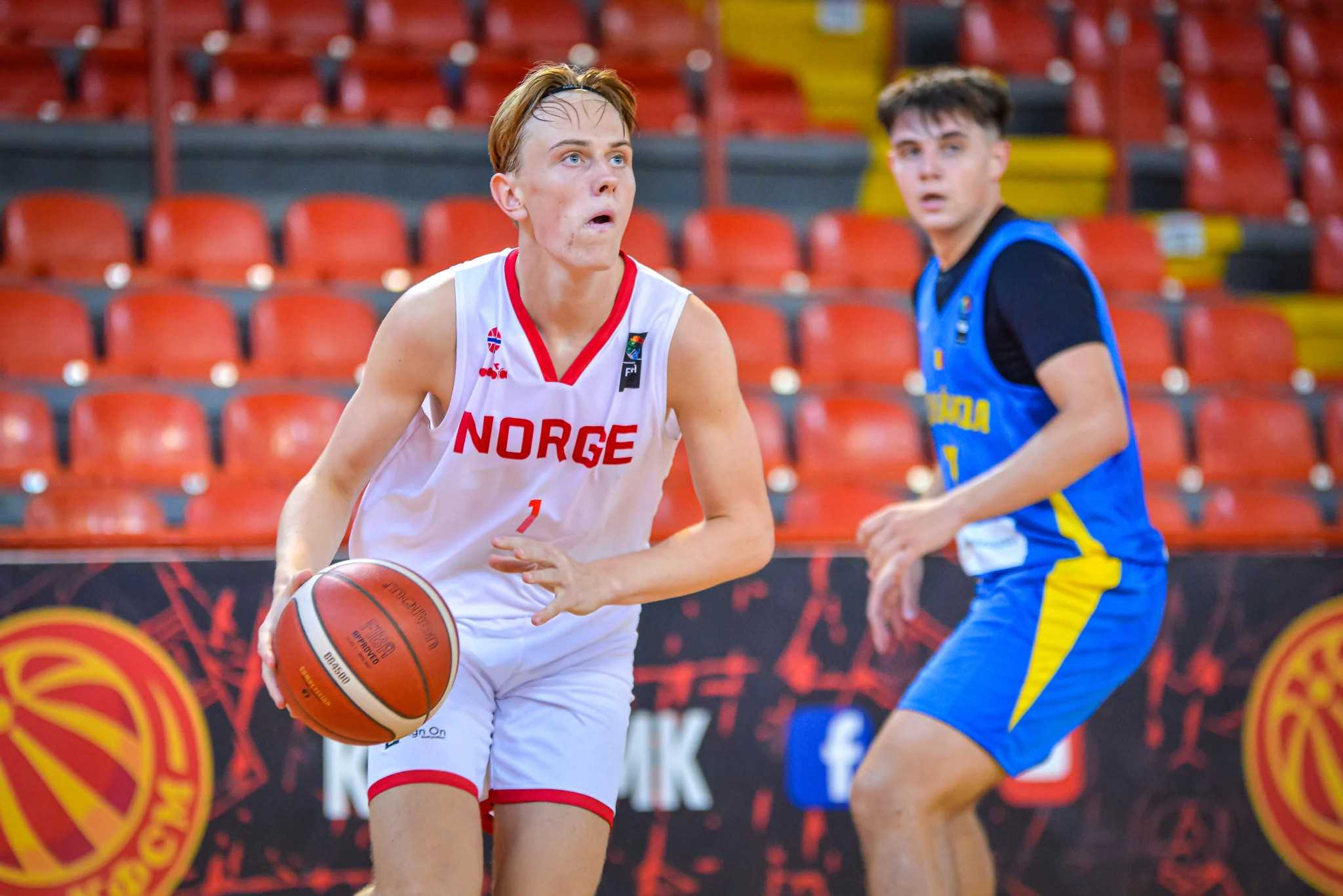 Evert Dahlberg er en av tre underårige 08-spillere i årets U18-landslag og markerte seg med sterke driver og 8 poeng i åpningskampen mot Finland. Her er forwarden fra Fyllingen i aksjon mot Romania i fjorårets B-EM for U16.
FOTO: FIBA.COM 
