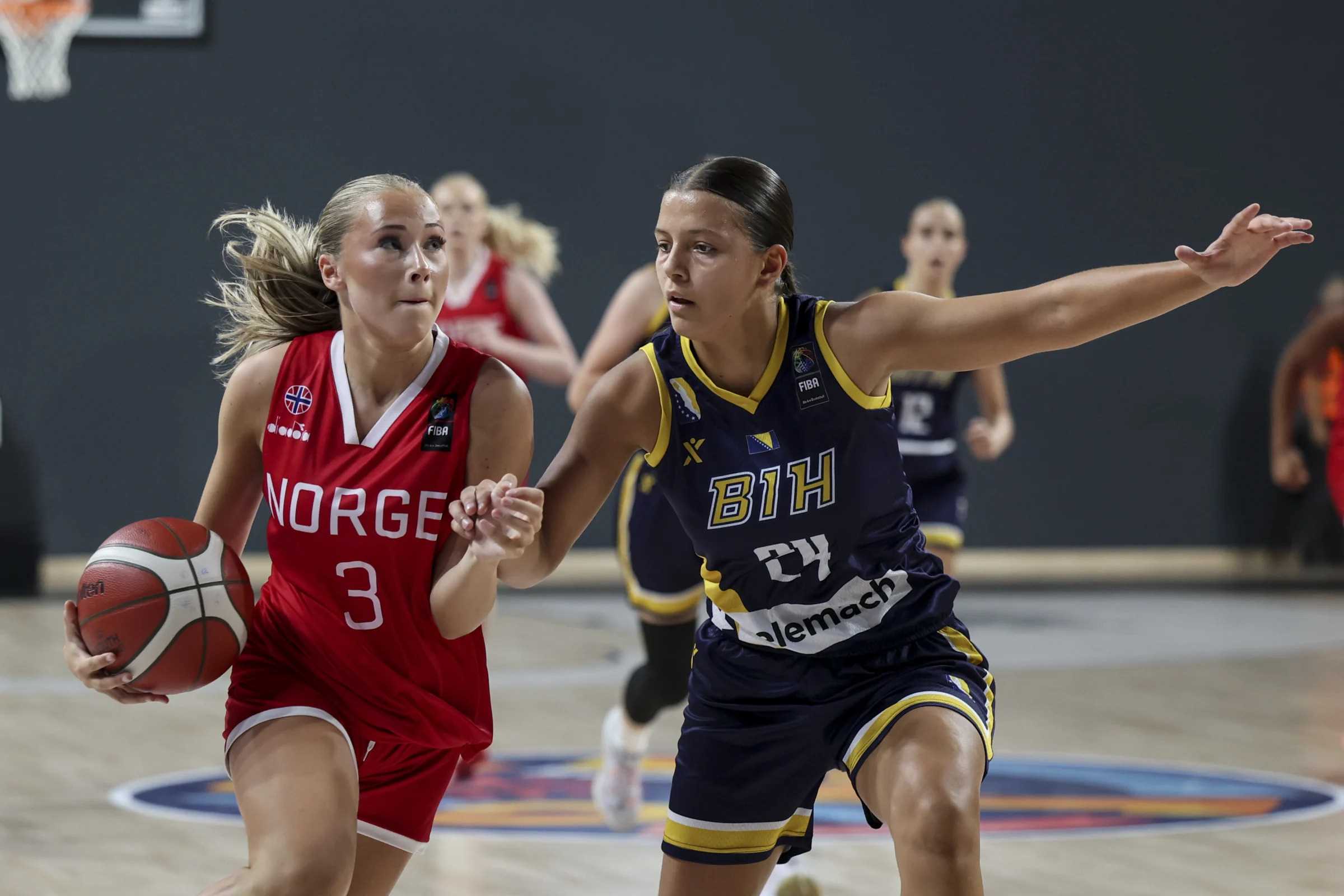 Julie Lindmark Engebretsen er Norges yngste spiller og fyller 14 år i desember, men var like fullt mest effektiv i det norske laget mot Bosnia-Hercegovina. Skjetten-guarden traff på 3 av 4 trepoengere og endte med 13 poeng, 5 assists, 5 returer, 2 steals og 2 blokker. Her i en drive mot Emina Zukic.
FOTO: FIBA.COM 