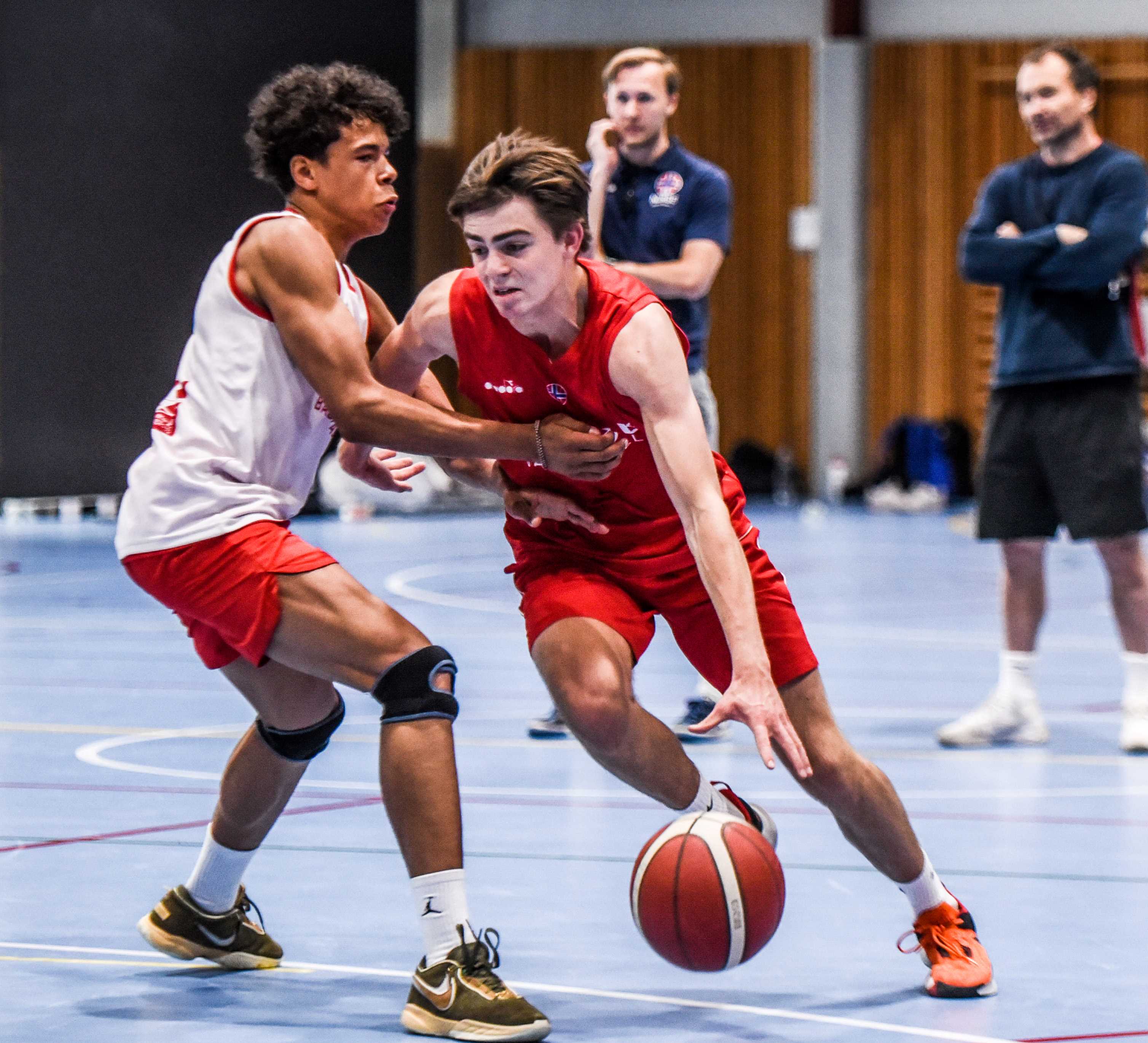 Oscar Hellebust (med ballen) og Elias Demoniere blir et sterkt guardpar for Norge på U18-landslaget i nordisk mesterskap og B-EM i sommer.
FOTO: ERIK B. BERGLUND 
