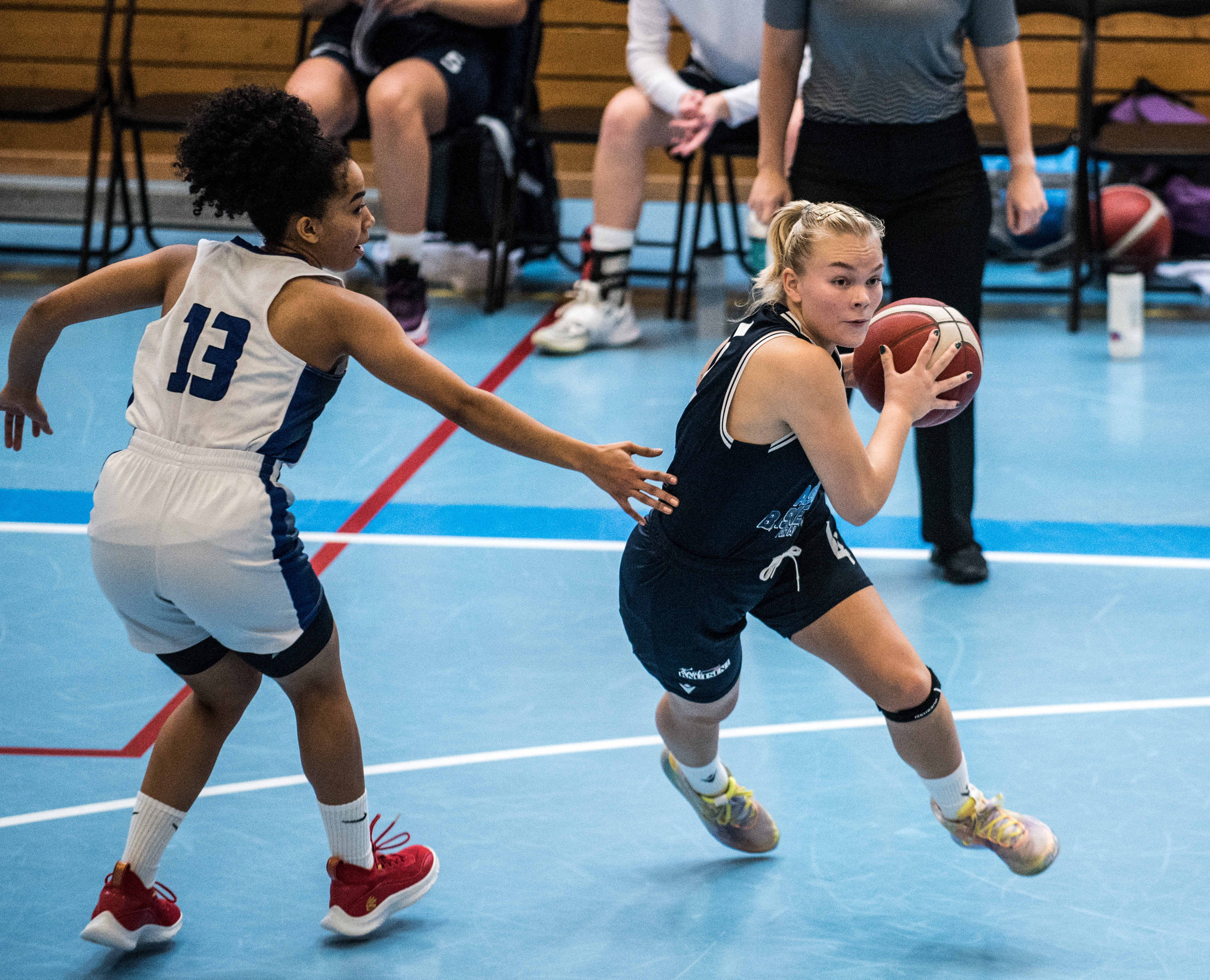 Frida Drivenes ble matchvinner med de to straffekastene som ga Bergen Elite 48-46 over Høybråten søndag. Her i en drive mot Ariam Germeskel.
FOTO: ERIK BERGLUND  