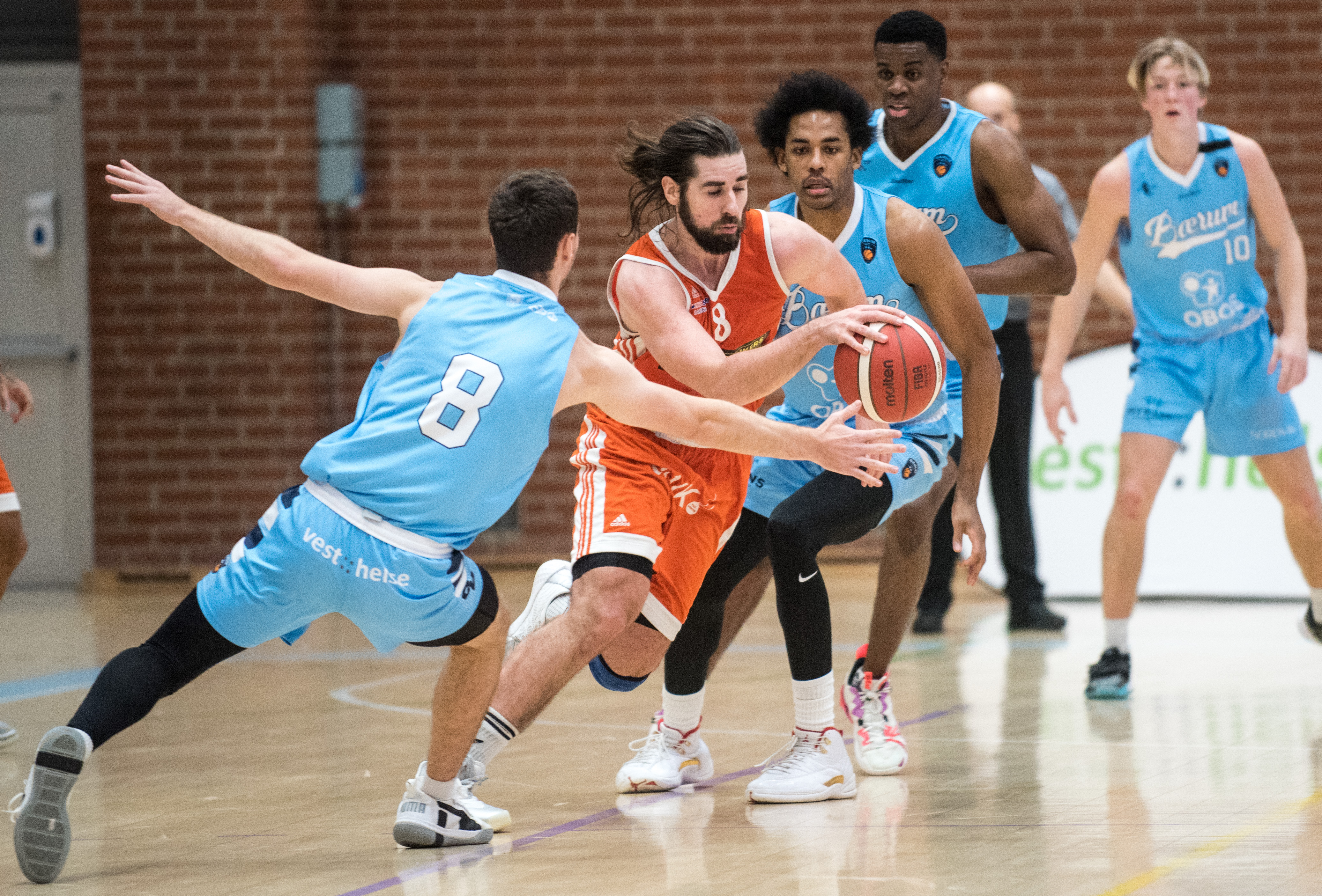 Magne Fivelstad scoret 18 av Fyllingens siste 28 poeng da Bærum ble slått 96-86, og endte som gjestenes toppscorer med 29 poeng. Her setter han fart og kommer seg mellom Benjamin Alknes Cox og hjemmelagets debutant, Armani Cotton. Bak ser vi Yannick Anzuluni og Max Dahl Svendsen.
FOTO: ERIK BERGLUND  