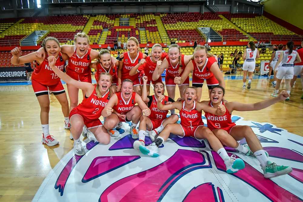 Norges U20-landslag jubler etter 77-45 over Nord-Makedonia i siste EM-kamp og 7.- plass blant de 18 lagene i mesterskapet. Bak fra venstre Karyn Sanford, Maria Thoresen Myklebust, Eirin Vreim Holm, Lara Gianni, Hanne Løkkebø Nybø, Sunniva Sørbye og Synne Jacobsen. Foran fra venstre Hanna Nordtveit Sand, Vilde Robertsen Sjåvik, Fatima Mohammad, Felicia Dyngeland-Sundén og Celine Klett.
FOTO: FIBA.COM