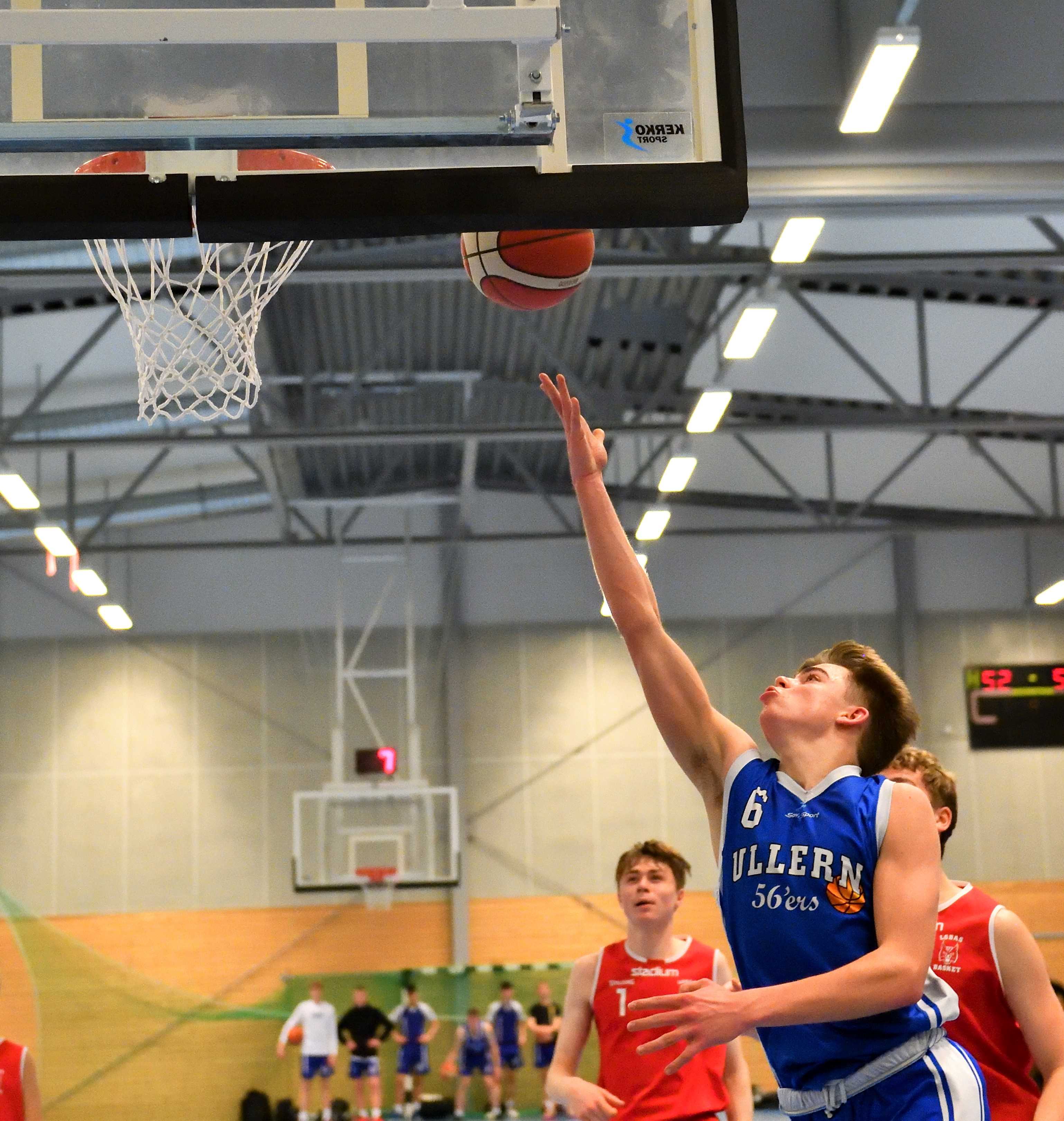 Oscar Hellebust ble toppscorer i 06-klassen i Scania Cup i Södertälje med 29,3 poeng pr. kamp. Her legger 15-åringen to av sine 33 poeng i åpningskampen, der Ullern slo svenske Lobas 59-58.
FOTO: GEIR HENRIKSEN 