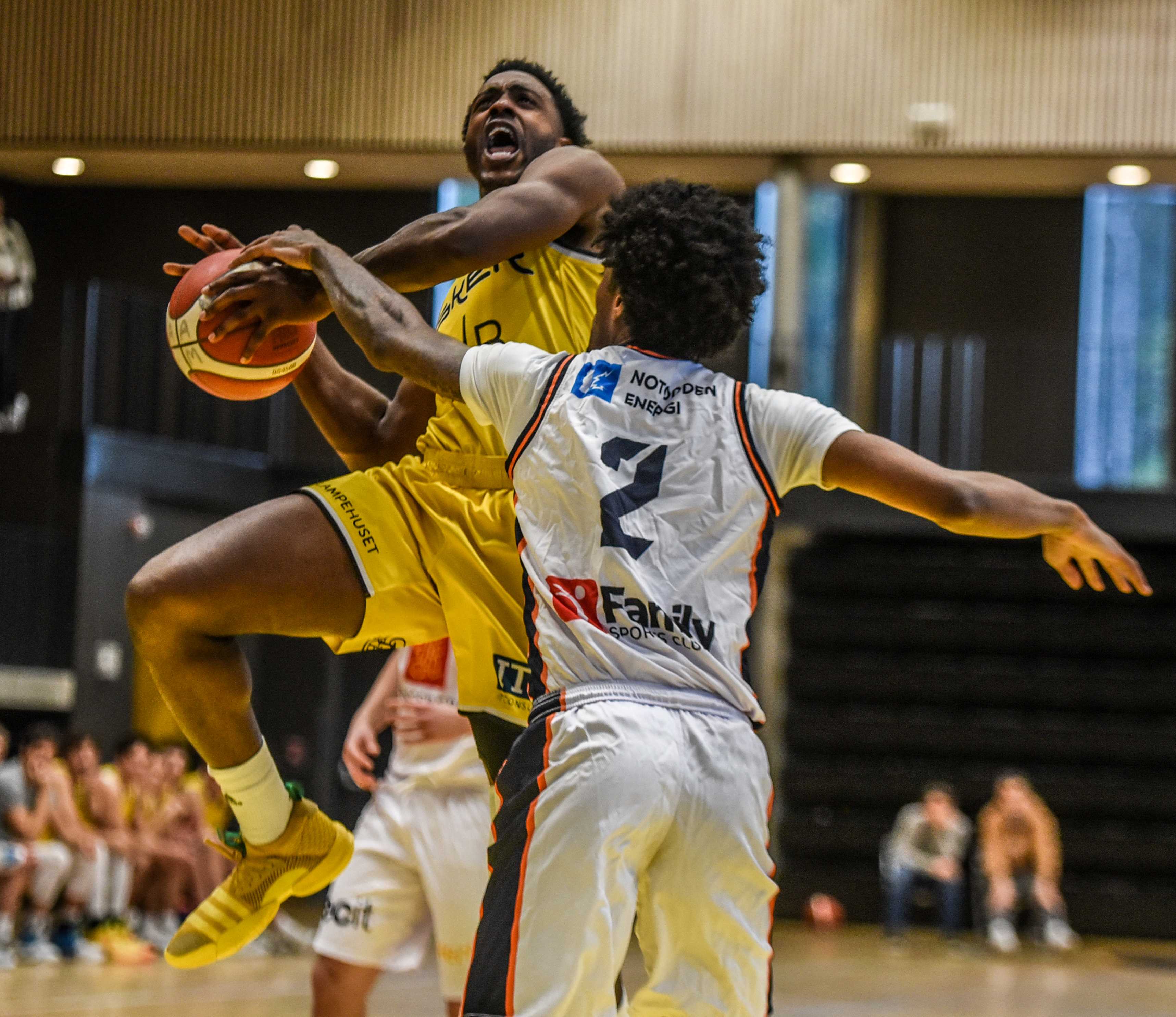 Joshua Hart leverte igjen solid for Asker Aliens, med 17 poeng og 4 assists. Her pådrar Jordan Roberts seg én av sine fem fouls i forsøket på å stoppe Hart.
FOTO: ERIK BERGLUND 