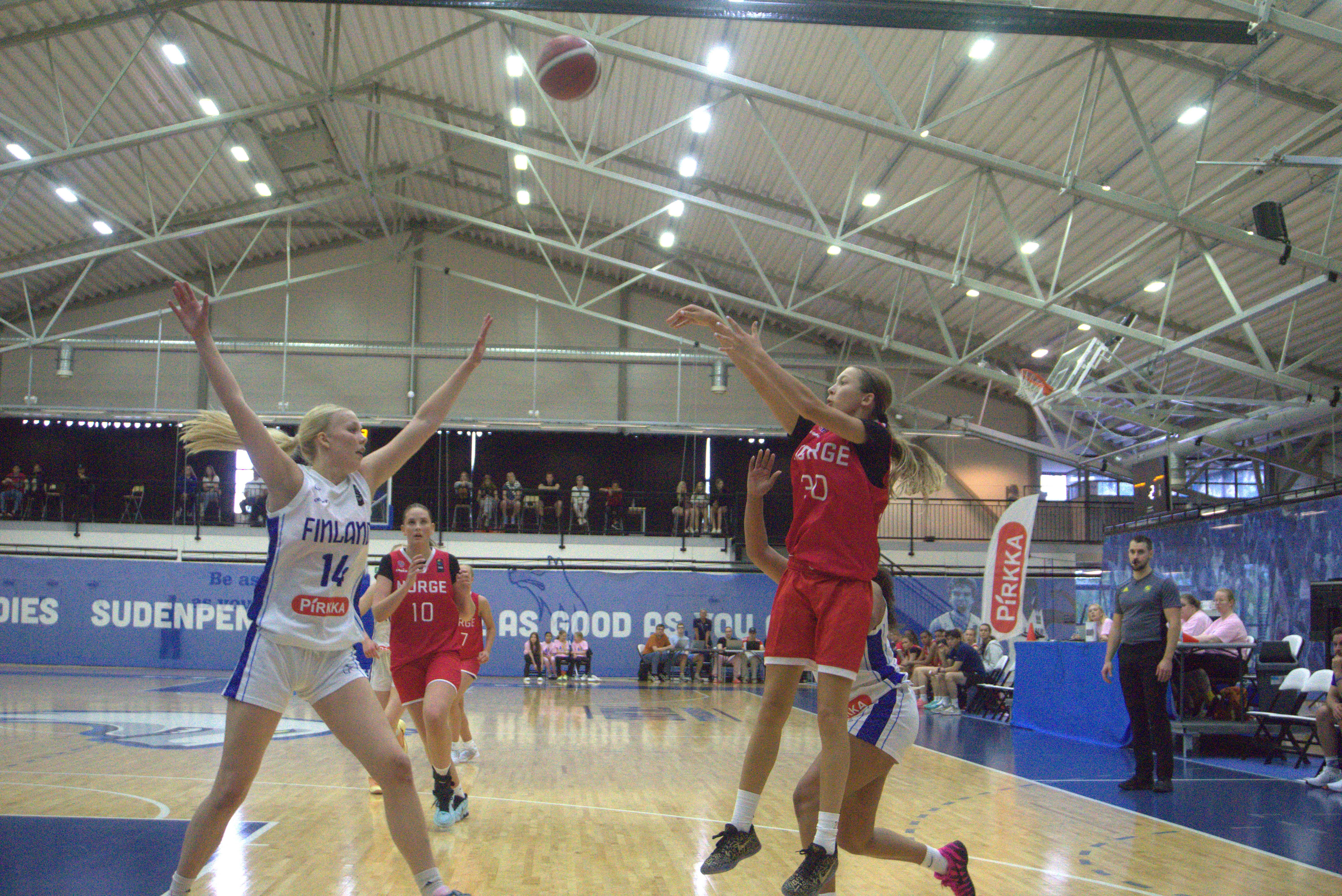 Nelly Strong ble kampens toppscorer med 18 poeng, men fikk det tøft mot et finsk forsvar som ga den norsk-amerikanske guarden mye oppmerksomhet. Bak i bildet ser vi Julie Skree Bostad.
FOTO: ARILD SANDVEN 