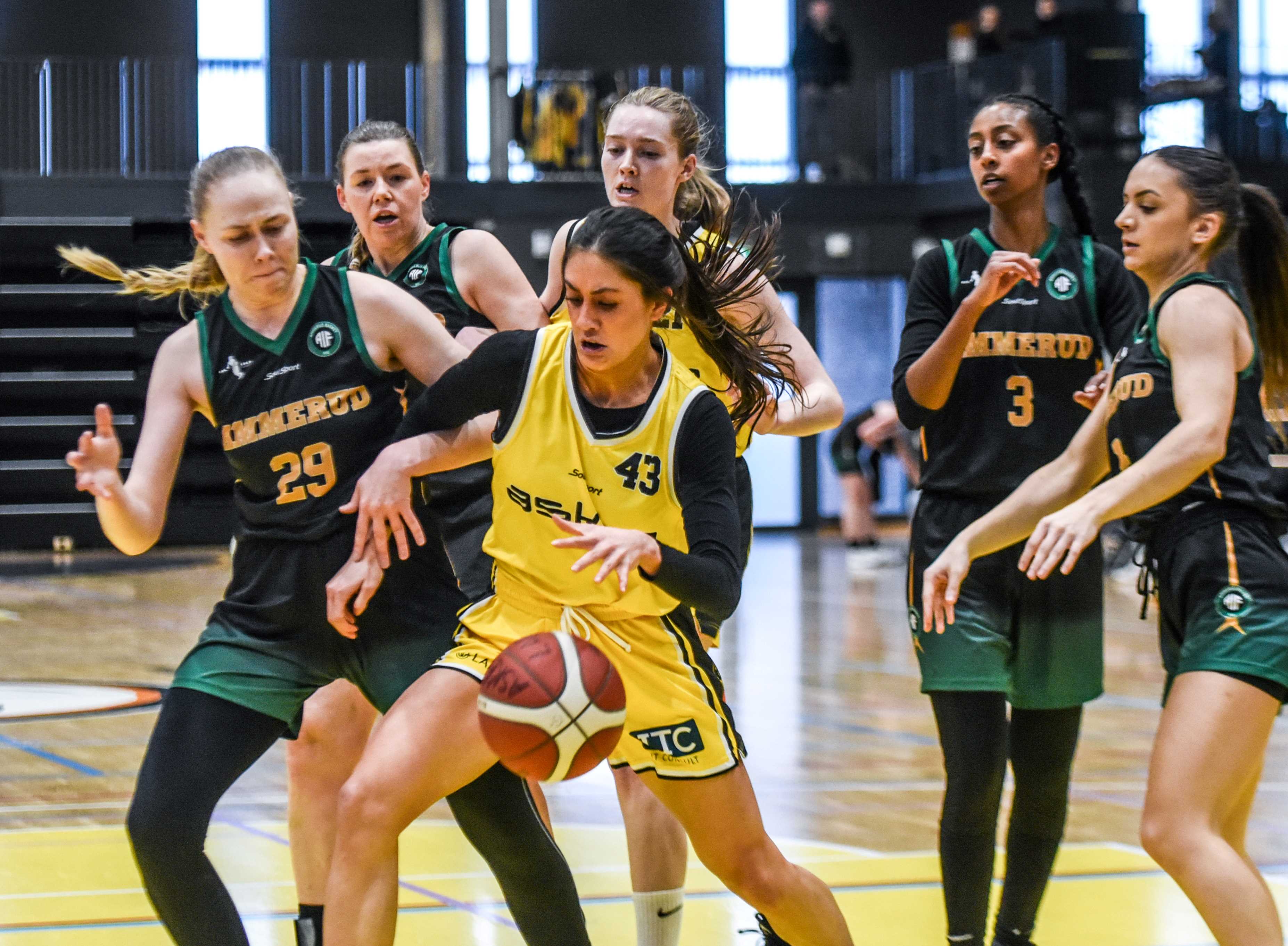 Natalie Villaflor omringet av fire Ammerud-forsvarere, fra venstre Samanta Straupmane, Pia Reeves, Henon Ogbazion og Milena Rumenova Kodzhailieva. Bak Villaflor ser vi Askers Alva Julsrud.
FOTO: ERIK B. BERGLUND 