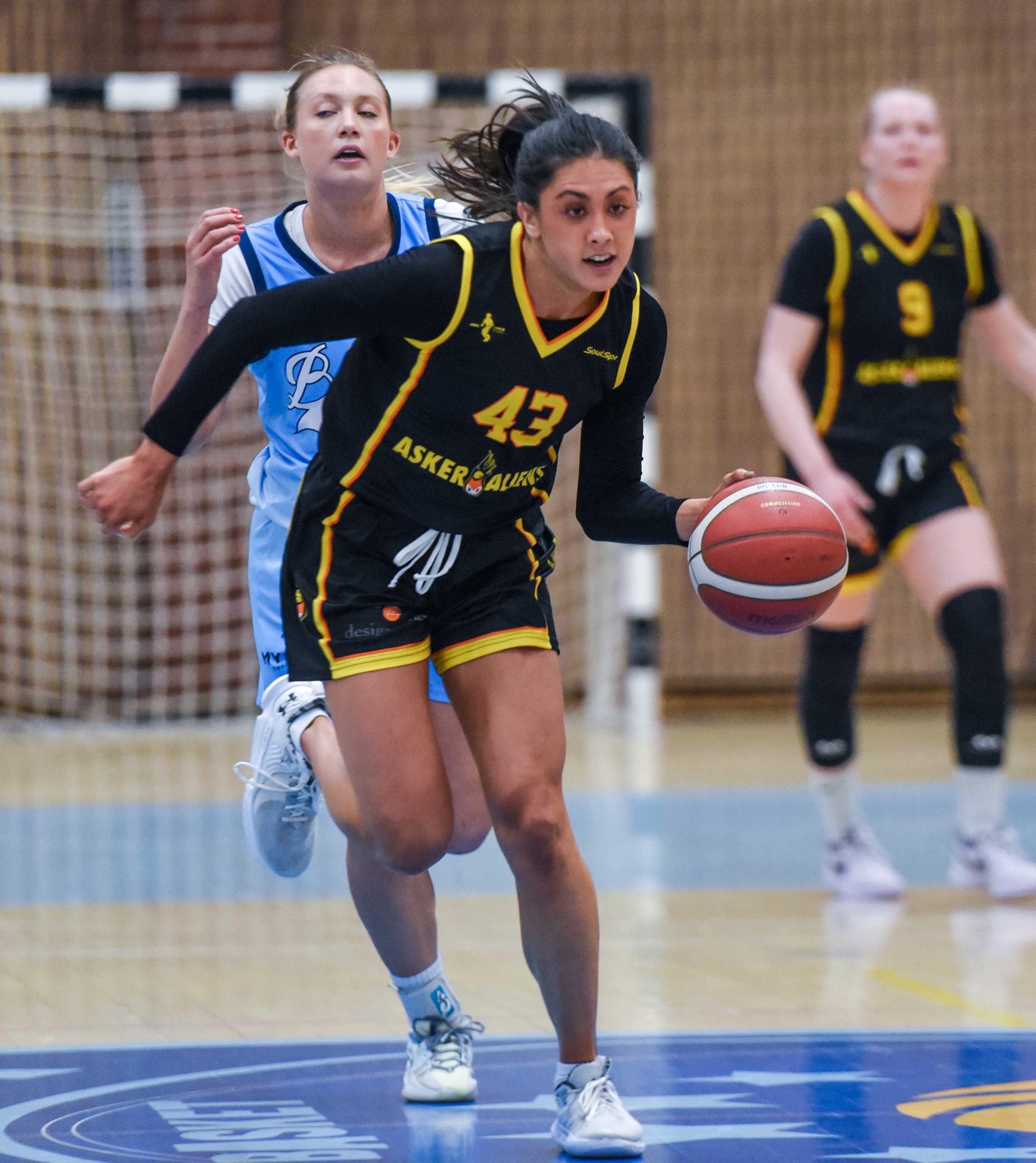 Natalie Villaflor  i en drive mot Bærum og fulgt av Fanny Dyngeland-Sundén.
FOTO: ERIK B. BERGLUND 