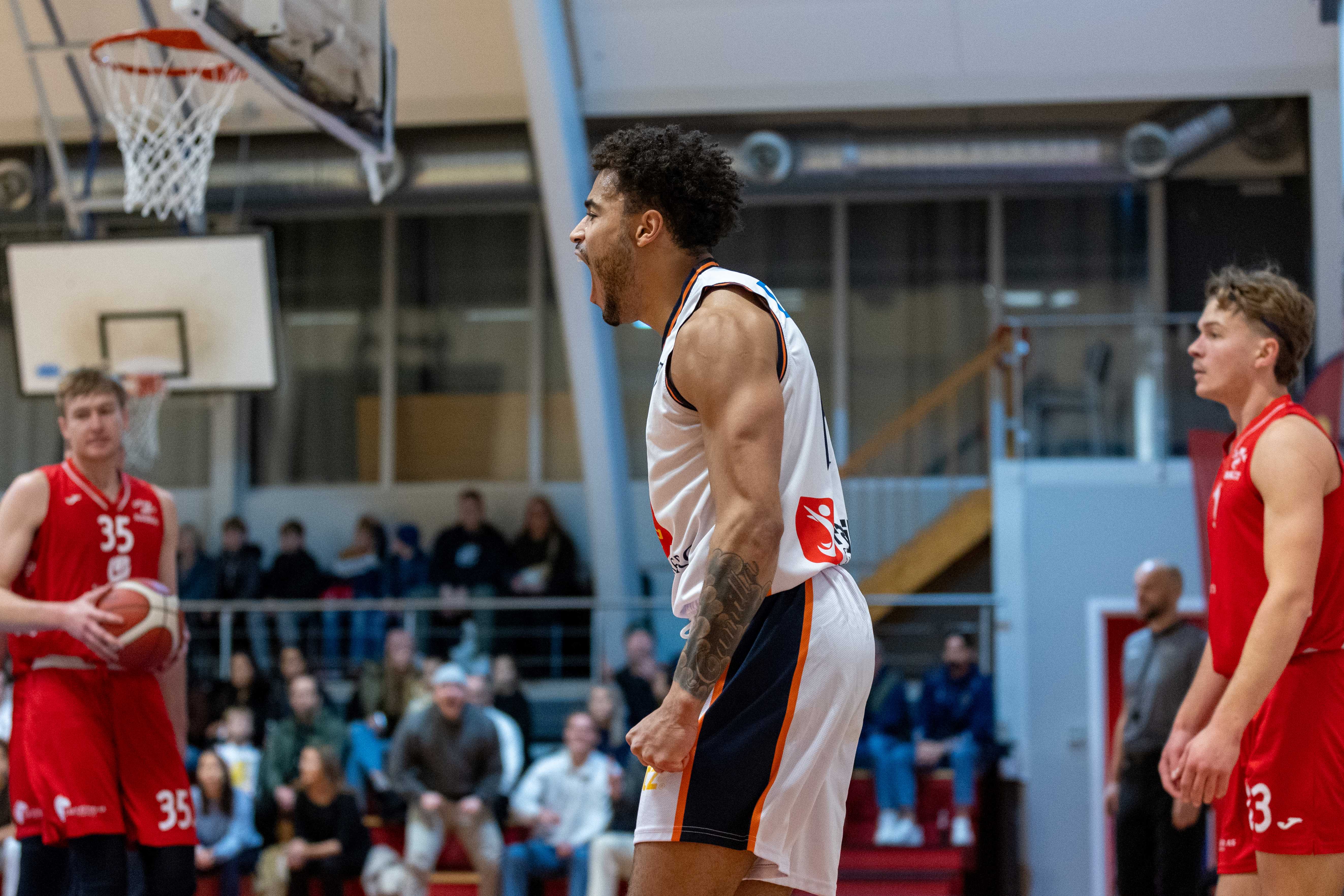 William Lybæk og Kongsberg Miners kunne juble etter 92-89 over Gimle. Lagkapteinen la ett av to straffekast da 13 sekunder gjensto i Gimlehallen. 
FOTO: BRAGE TITLESTAD 