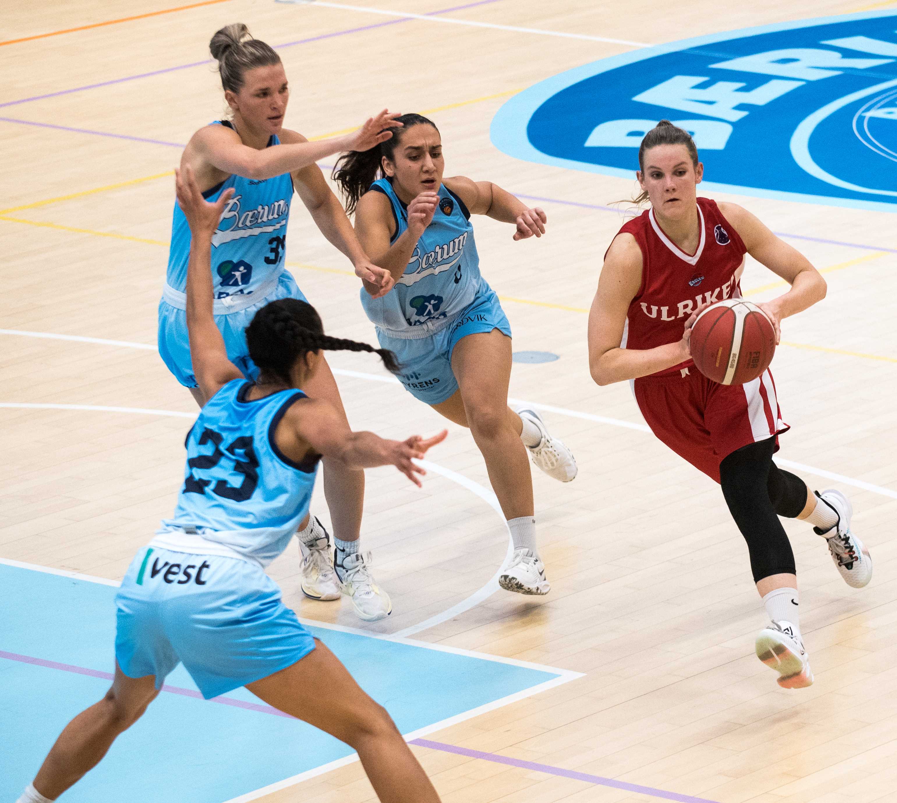 Stine Hoff Austgulen er BLNO-toppscorer med 21 poeng i snitt pr. kamp og høyt oppe i flere statistikker etter første seriehalvdel. Her er Ulriken-kapteinen i en drive mot Bærum, med Makana Stone (nr 23), Abbey Hoff (bak til venstre) og Shiba Haji Ahmadi i forsvar.
FOTO: ERIK BERGLUND 