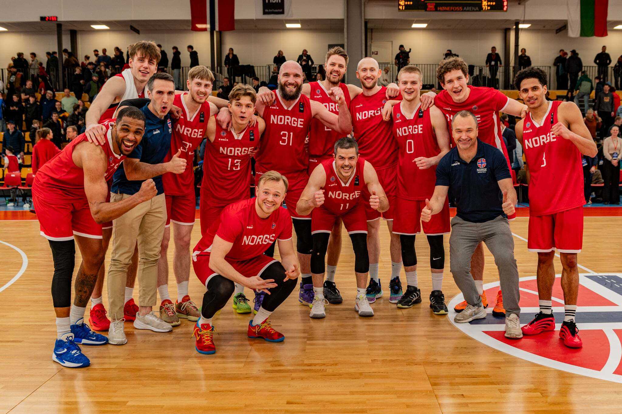 Norsk jubel etter seieren over Bulgaria i Hønefoss Arena. Bak fra venstre Chris-Ebou Ndow, Ludvik Bergseng, assistant coach Juan Ferrales, Tobias Rotegård, Reidar Greve, Milovan Savic, Marcus Larsson, Henrik Male Davidsen, Jørgen Odfjell, Aksel Borg og Lars Mensah Espe og knestående foran fra venstre Harald Eika Frey, Stian Mjøs og landslagstrener Mathias Eckhoff.

FOTO: ASTRID HAGLAND GJERDE