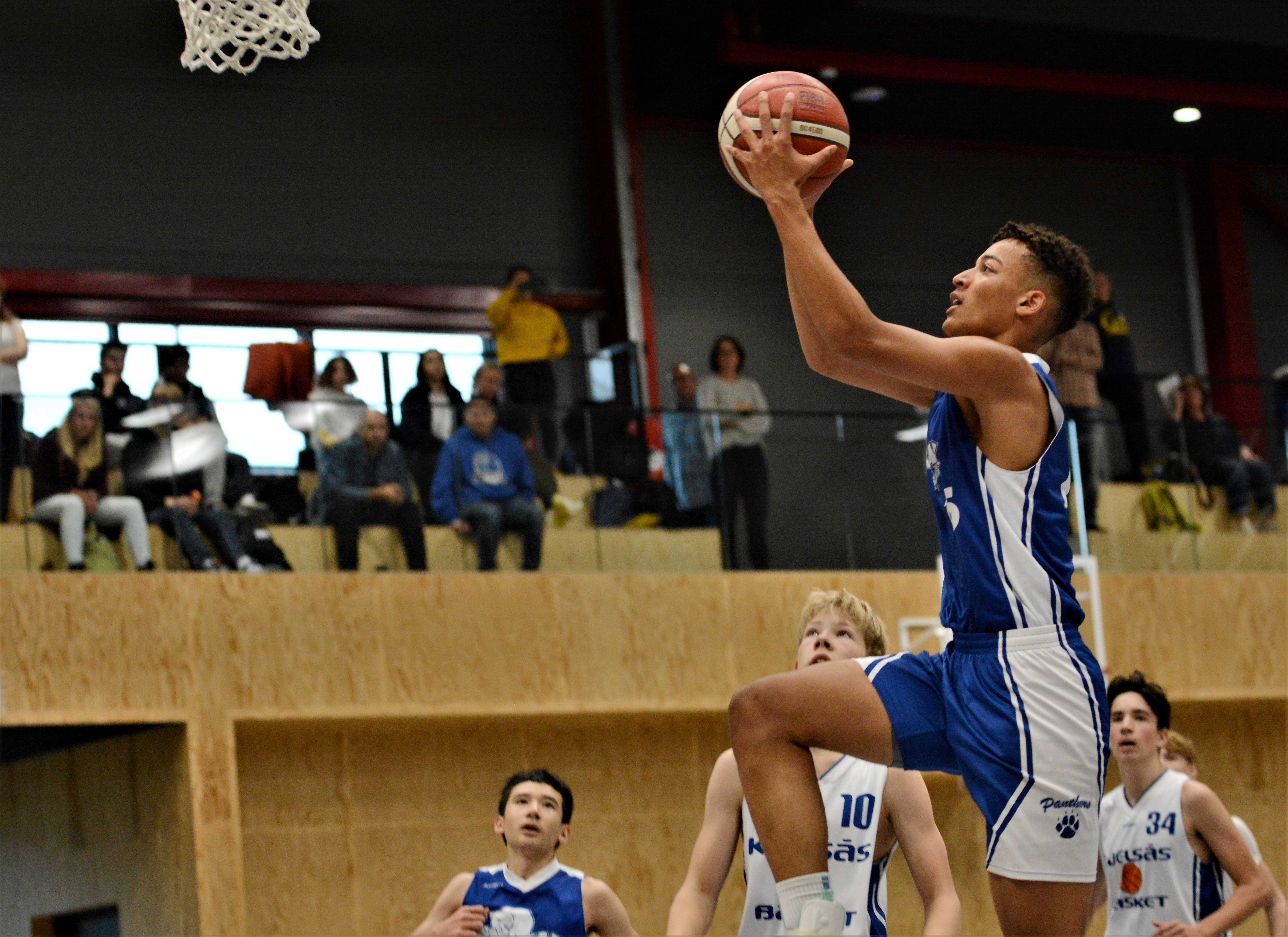 Etienne Nasser Aspevik scoret 19 poeng og satte 3 av 4 trepoengere da Oppsal slo Nidaros Jets 77-70 i  kvalifiseringen for Firi-ligaen i Kristiansand lørdag. Her er forwarden fra fjorårets U16-landslag i aksjon i en kamp for Oppsals G05-lag.
FOTO: MARIANNE MAJA STENERUD 