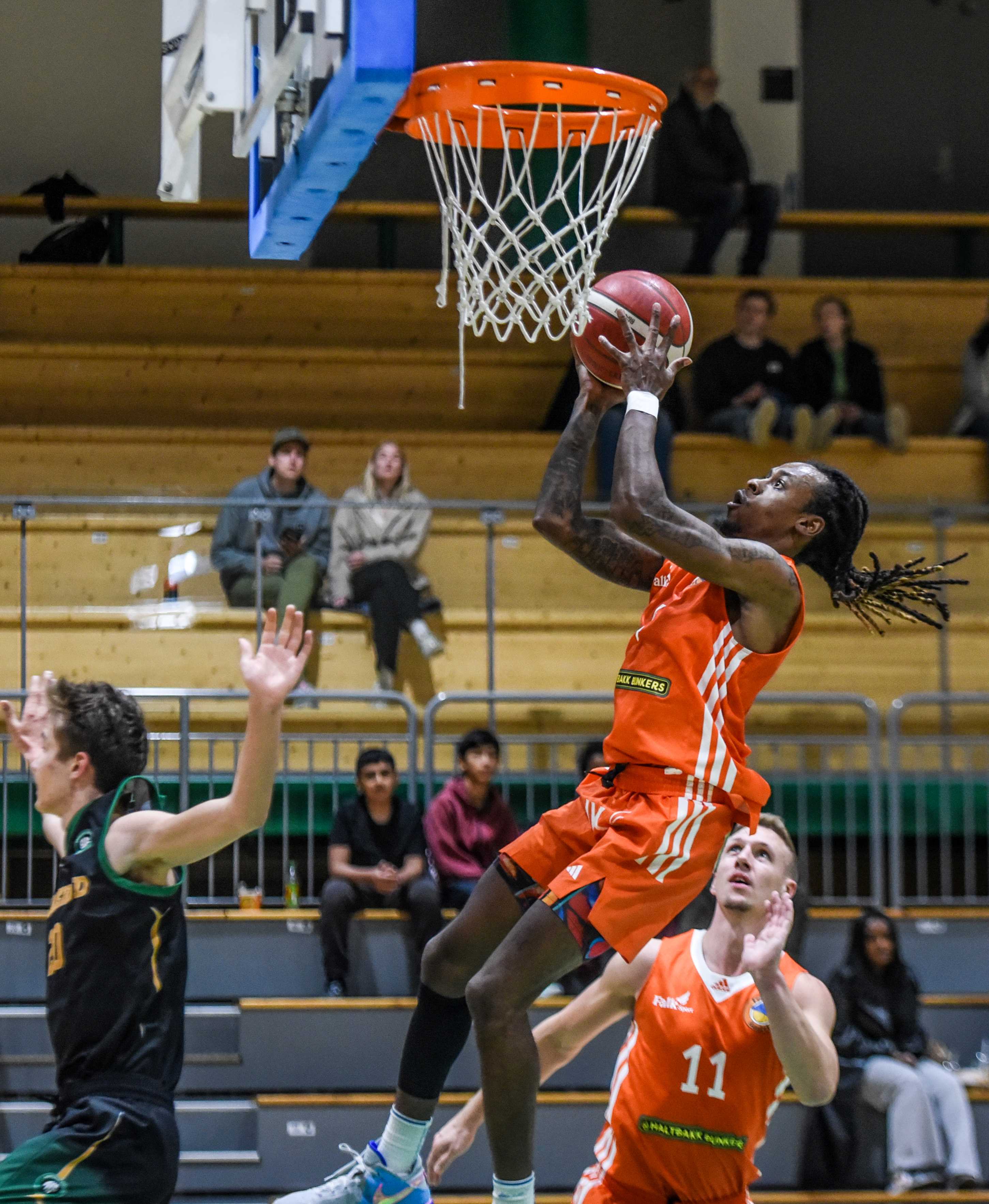 Terrell Brown har skaffet seg plass til en ny scoring, her mot Ammerud. 25-åringen fra Oakland i California snitter på 32,7 poeng pr. kamp, har styrt Fyllingen til seriegull og er kåret til ligaens MVP i 2023/24. 
FOTO: ERIK B. BERGLUND 