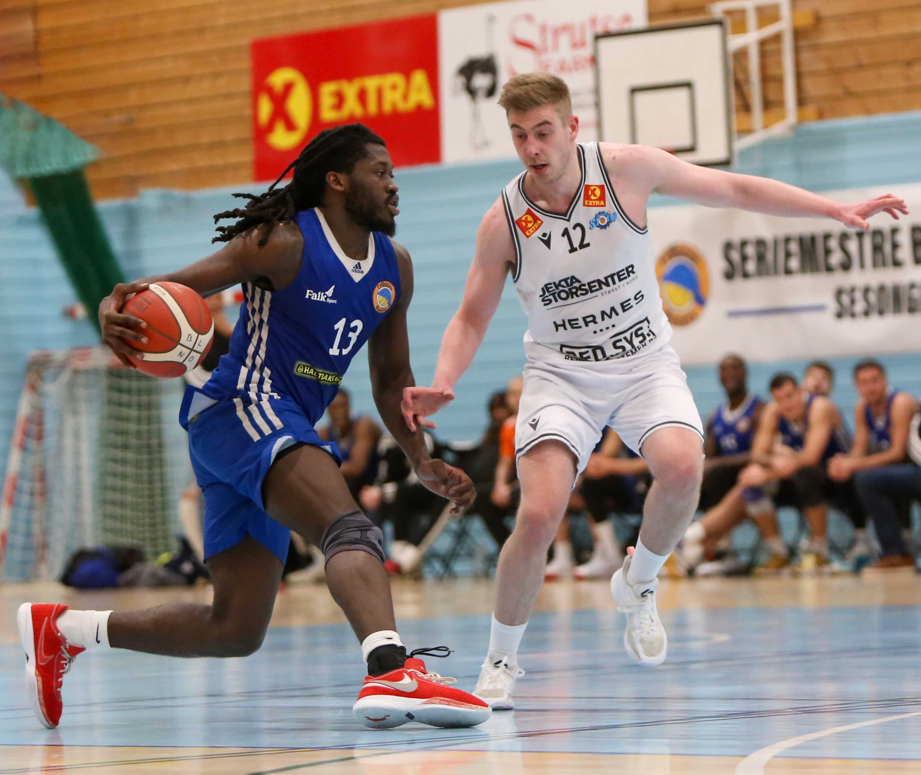 Isaac Likekele var banens gigant da Fyllingen slo Tromsø Storm 107-72 i siste seriekamp. Den allsidige amerikaneren satte 5 av 7 trepoengere og endte med 33 poeng, 11 assists, 5 returer og 4 steals. Her med Aron Nielsen Finstad i forsvar for Tromsø.
FOTO: TROND SPURKELAND 