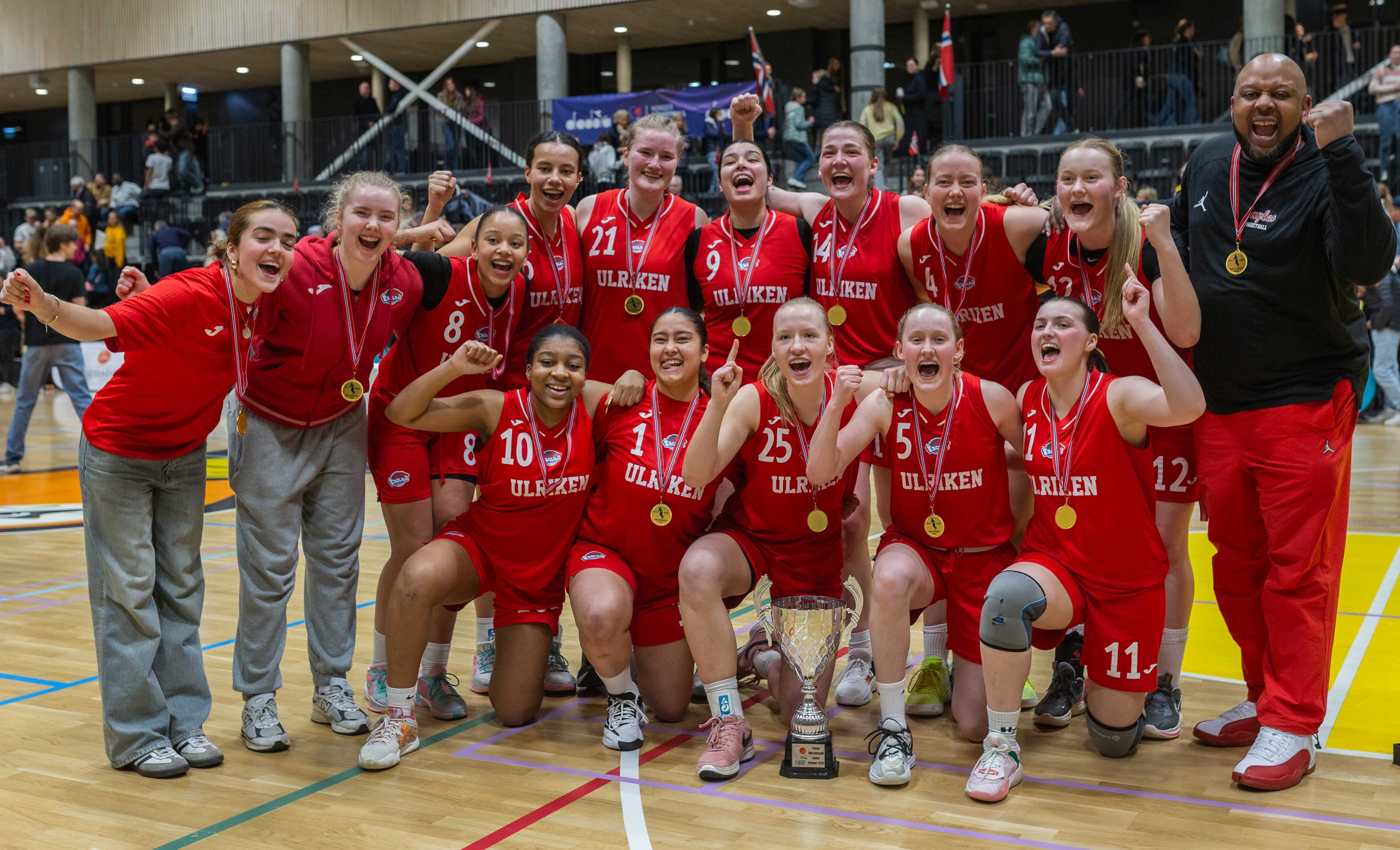 Glade gullvinnere fra Ulriken etter finaleseier 87-47 over Asker Aliens. Bak fra venstre Fatima Mohammad, Trine Strid, Siena Sanford, Lina Blanco, Maya Dahle, Celine Klett, Kari Kyrkjebø, lagkaptein Synne Jacobsen, Sunniva Sørbye og coach DuRell Sanford. Foran fra venstre Gemima Lesole Nkanga, Helene Klett, Anna Linnea Hovig Wikstrøm, Aurora Sørbye og Nora Hisdal.
Stine Austgulen var ikke til stede da bildet ble tatt.
FOTO: SIMEON BACOLOD 