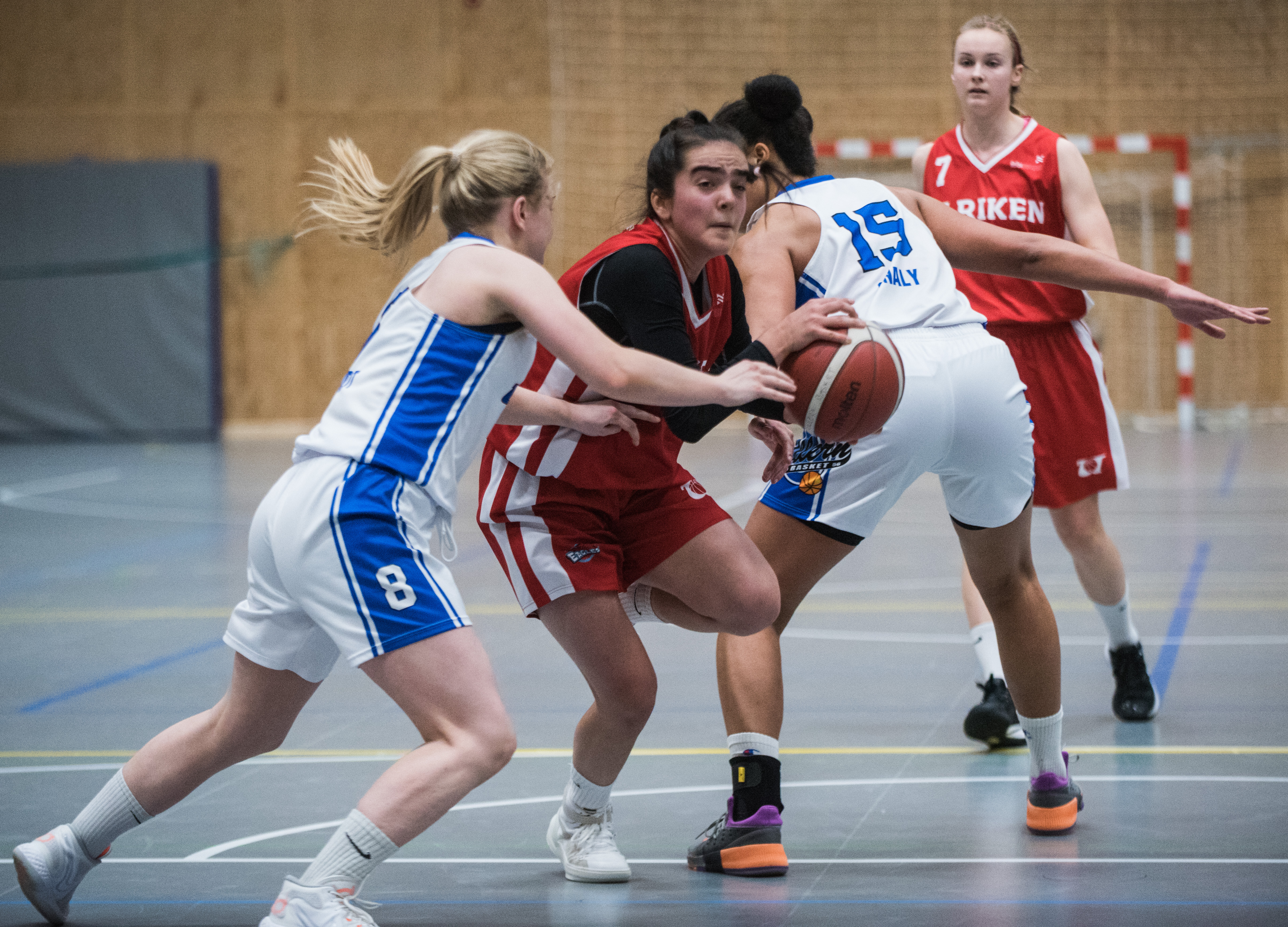 Fatima Mohammad hadde 14 poeng, 8 assists og 7 steals da Ulriken Eagles utklasset Høybråten. Bildet er fra kampen mot Ullern med 16-årige Mohammad i en drive mot Malin Schneidt. Bak ser vi Ullerns Cecilia Gnaly og Ulrikens Maren Hoff Austgulen.
FOTO: ERIK BERGLUND    