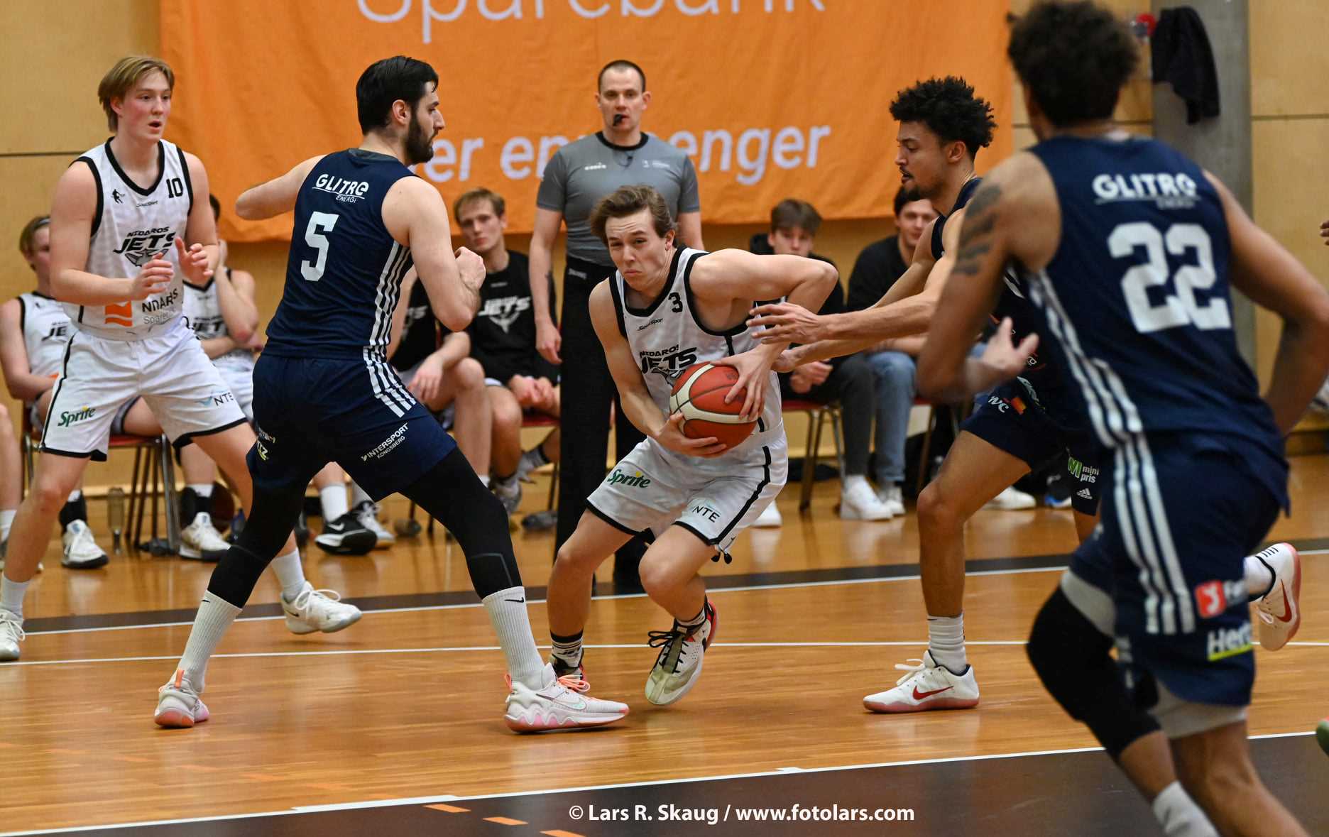 Mikkel Aarnes (med ballen), Max Dahl Svendsen (til venstre) og de øvrige Nidaros Jets-spillerne kan juble: Basketballtinget vedtok å utvide Firi-ligaen fra 10 til 11 lag for sesongen 2022/23, og dermed får Nidaros Jets beholde plassen. Her i Trondheim Spektrum mot Kongsberg Miners med blant andre Ognjen Nisavic, Bryan Alberts og Aly Hudgins.
FOTO: LARS RUNE SKAUG 