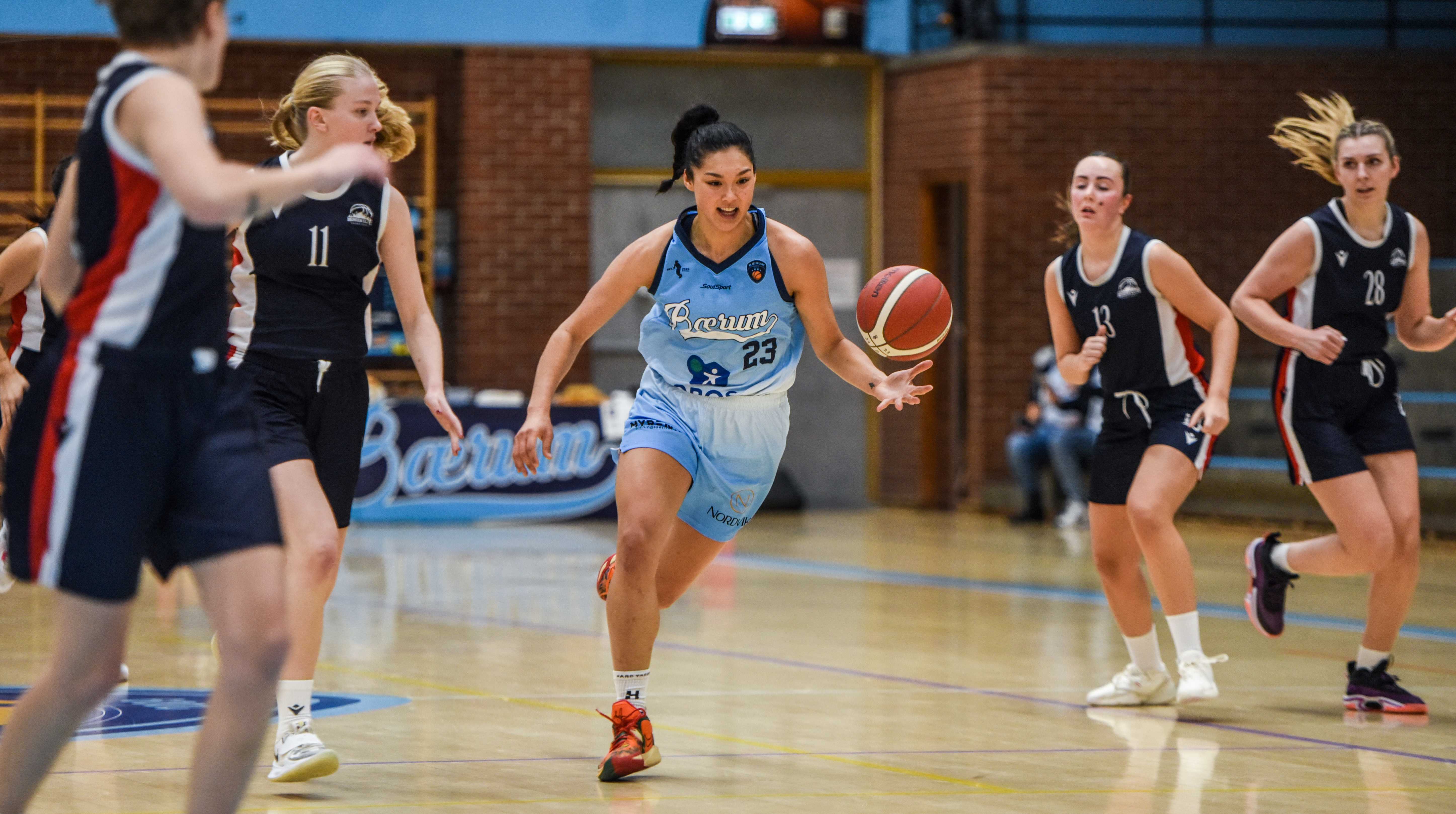 Makana Stone tar med seg ballen i stor fart opp på banen og med bare Bergen Elite-spillere rundt seg. Fra venstre ser vi Ane Schanke-Næss, Christina Brevig Ørner, Tuva Andersen og Sunniva Vik Pettersen. 
FOTO: ERIK BERGLUND 