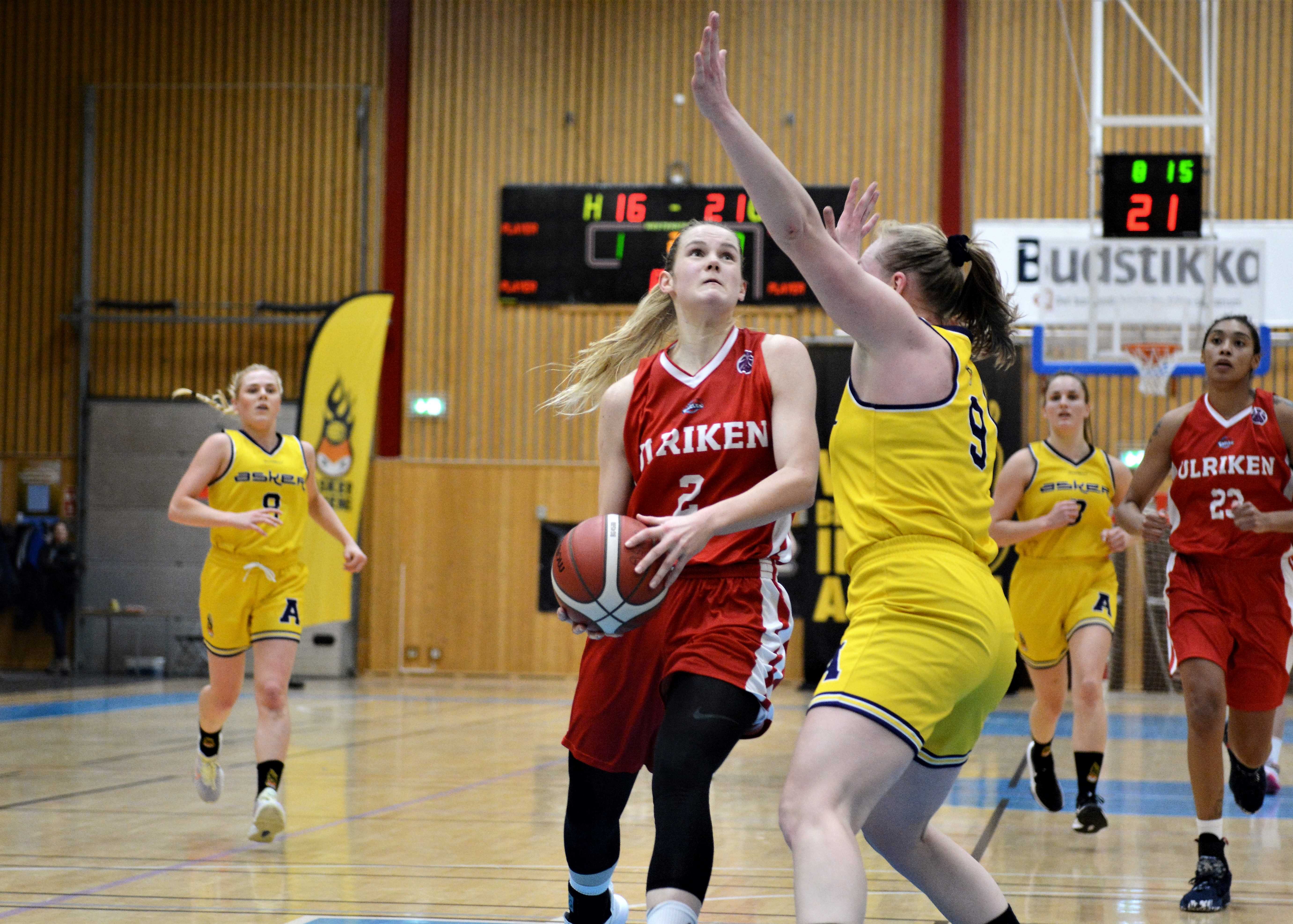 Stine Austgulen var toppscorer med 28 poeng og traff 4 av 6 trepoengere da Ulriken Eagles slo Asker Aliens 97-63 søndag. Bildet er fra lagenes møte i Vollenhallen i november, med Siri Granheim i forsvar for Asker. Bak til venstre ser vi Julie Skorpen, til høyre er Ingrid Selvik og Terae Briggs.
FOTO: MARIANNE MAJA STENERUD 