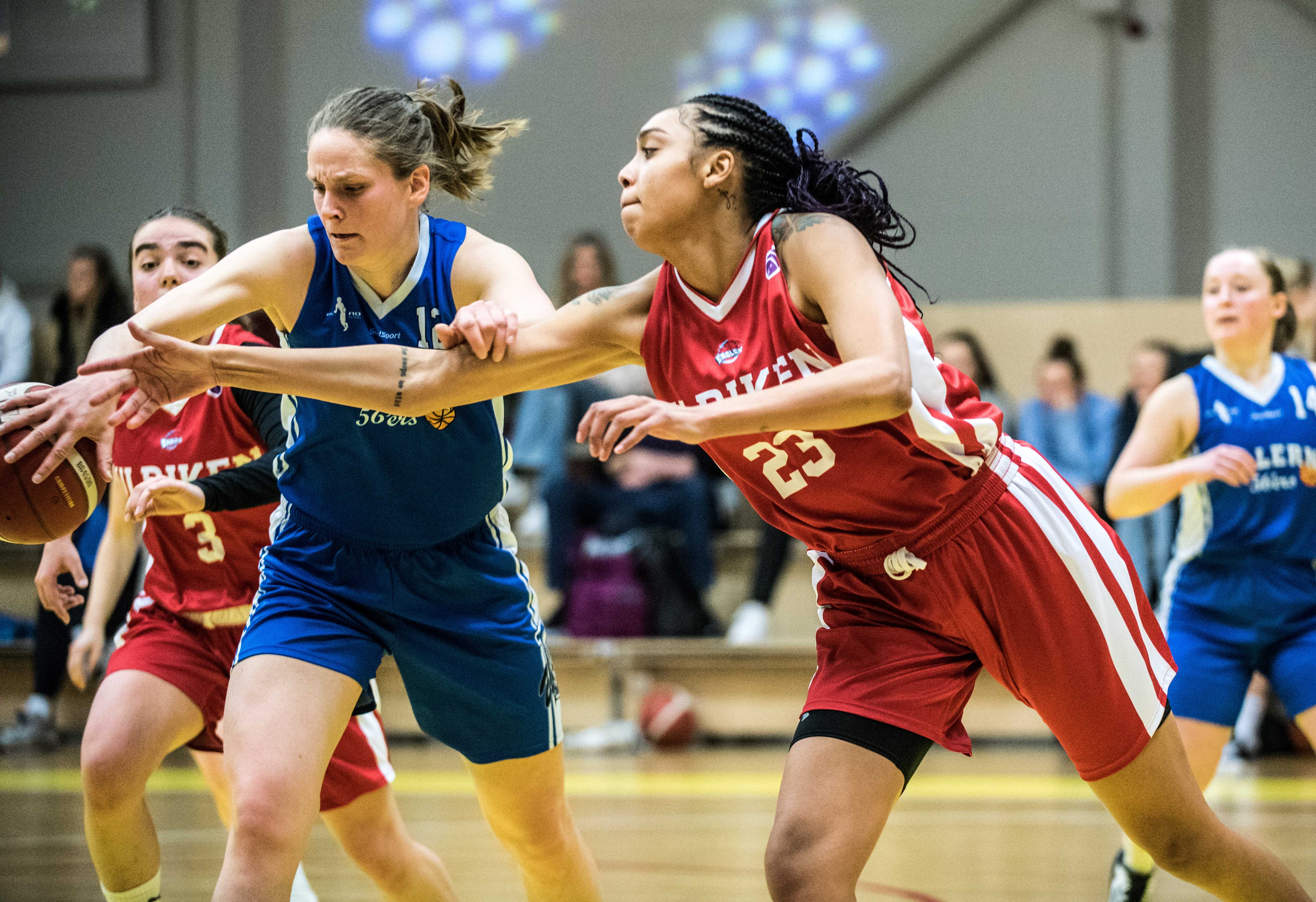 Tori Solberg Halvorsen og Ullern holdt lenge unna for Terae Briggs og Ulriken Eagles, men utover i tredje og fjerde periode raste seriemestrene og favorittene fra til seier 97-69. Fatima Mohammad er til venstre i bildet, bak til høyre ser vi Marika Kromberg.
FOTO: ERIK BERGLUND 