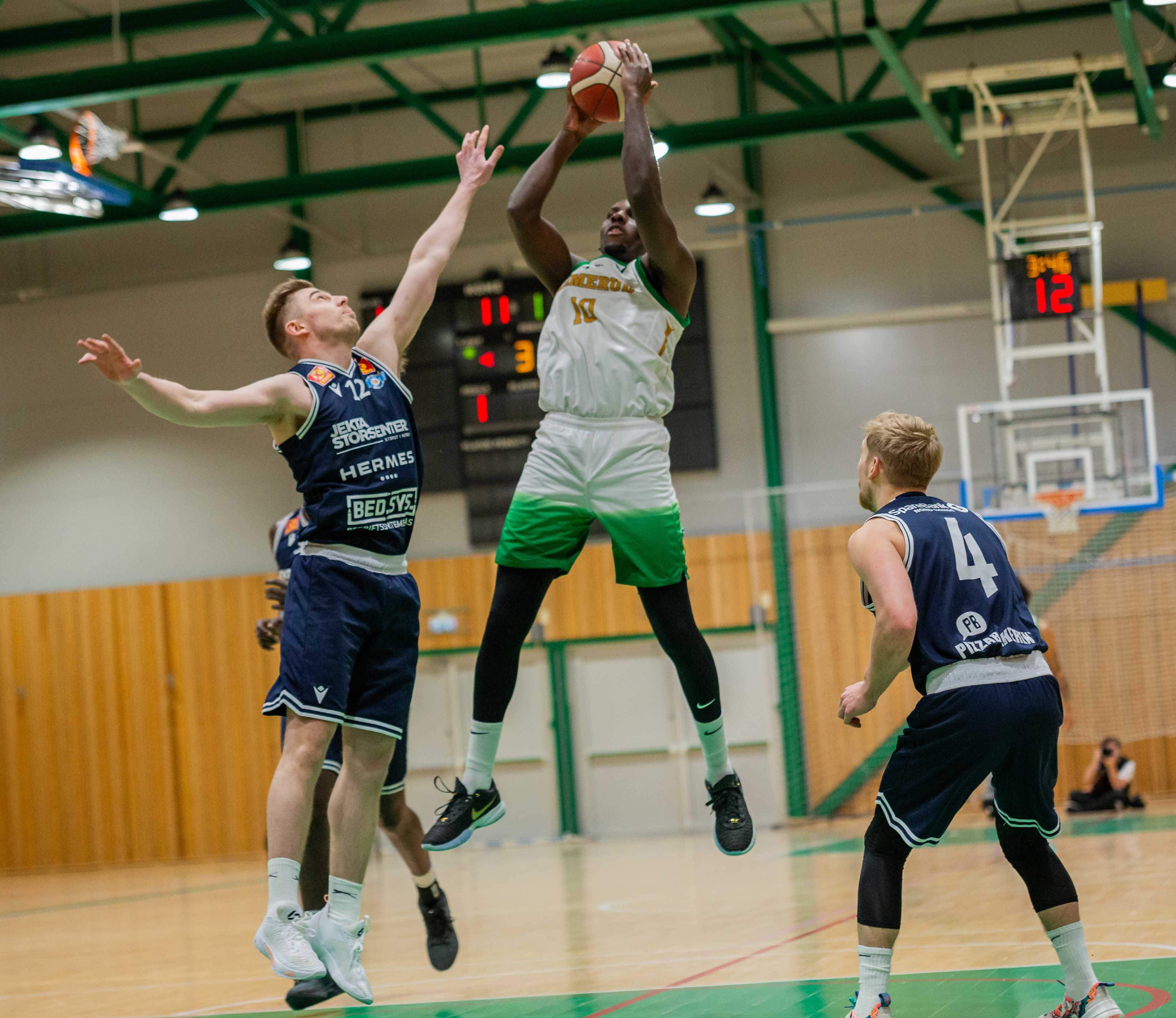 Mustapha Dibba hadde 28 poeng og 14 returer da Ammerud slo Tromsø Storm 79-68 lørdag. Bildet er fra møtet mellom Ammerud og Tromsø på Apalløkka i desember og viser Dibba i skuddet mellom Tromsøs Aron Nielsen Finstad (til venstre) og Johannes Lange.
FOTO: SIMEON BACOLOD 