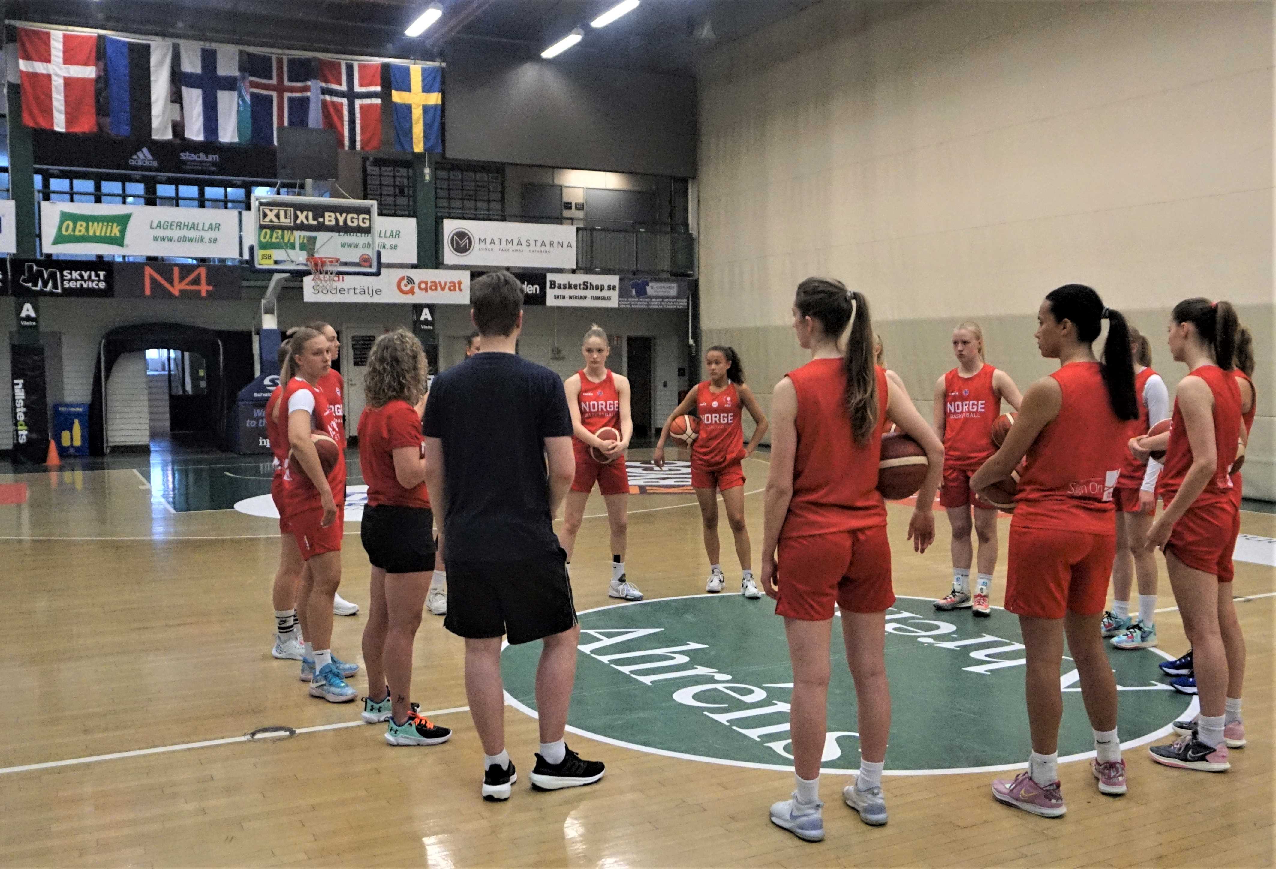 Kine Johansen og Eirik Ljostveit ledet de norske U18-jentene på en lett treningsøkt i Täljehallen etter ankomst lørdag. Åpningskampen mot Island er søndag (18.15) i samme hall.
FOTO: ARILD SANDVEN 