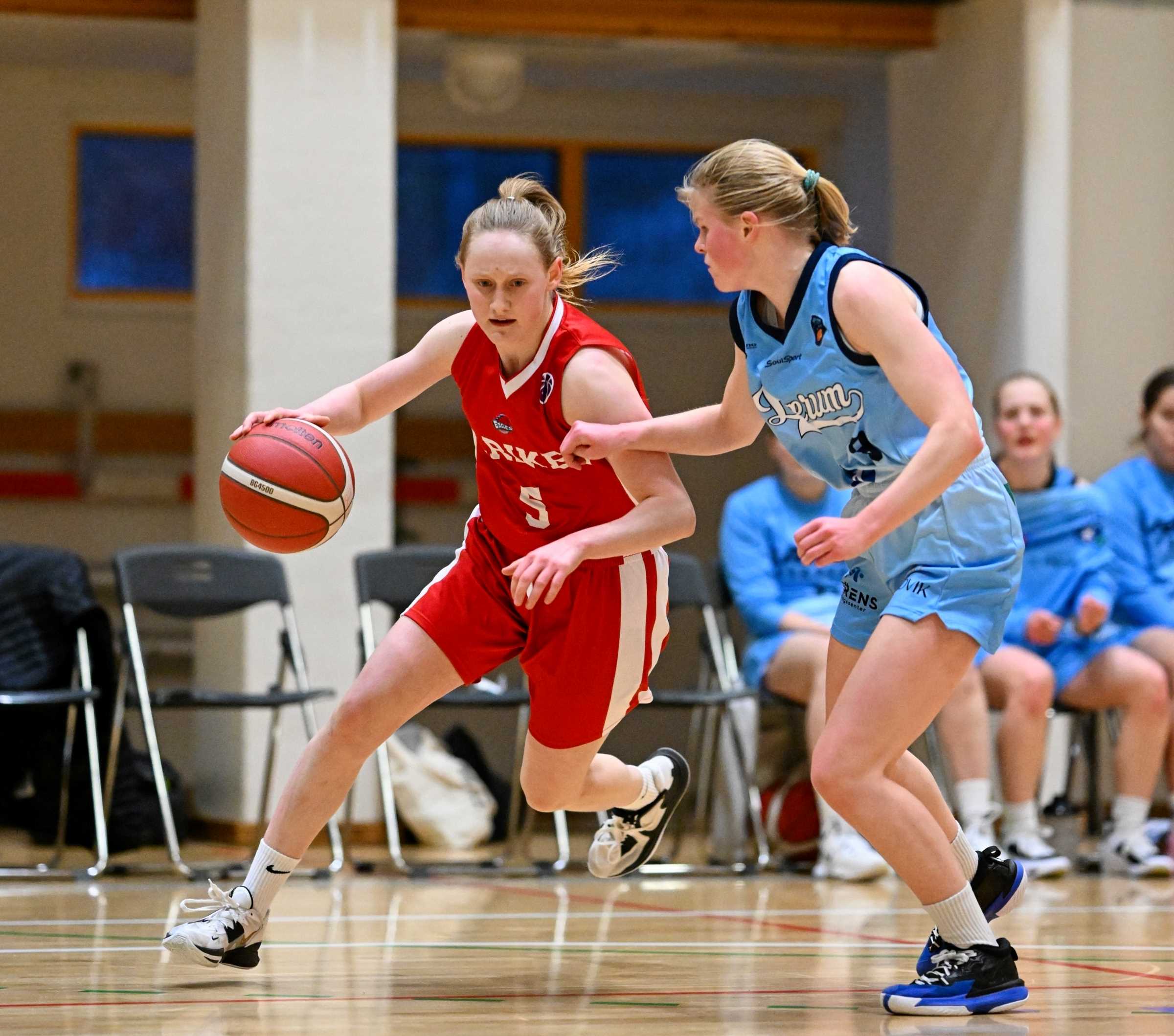 Aurora Sørbye i en drive mot Selma Deisz i søndagens kamp i Landåshallen. 17-årige Sørbye var sentral hos Ulriken med 16 poeng, 4 steals og 3 assists, 18-årige Deisz hadde en god kamp for Bærum med 10 poeng etter å ha satt 2 av 5 trepoengere.
FOTO: KJELL EIRIK HENANGER 