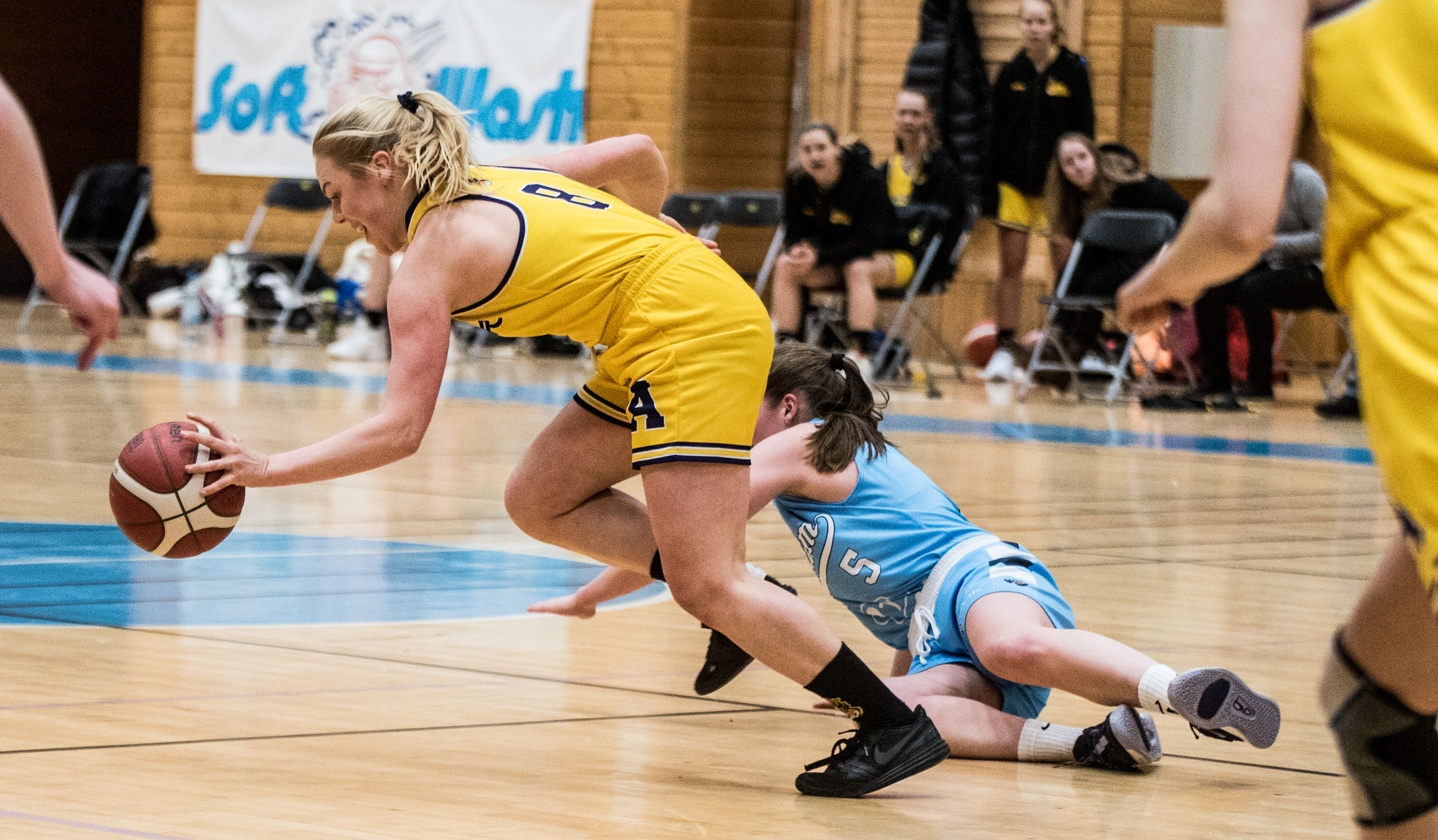 Julie Skorpen river seg løs fra Cecilia Riise og setter fart mot Bærum-kurven. Askers pointguard scoret 11 av sine 14 poeng i fjerde periode, blant annet to 3-poengere som fikk hjemmelaget opp i 55-48 med 1:30 igjen av kampen. 
FOTO: ERIK BERGLUND  