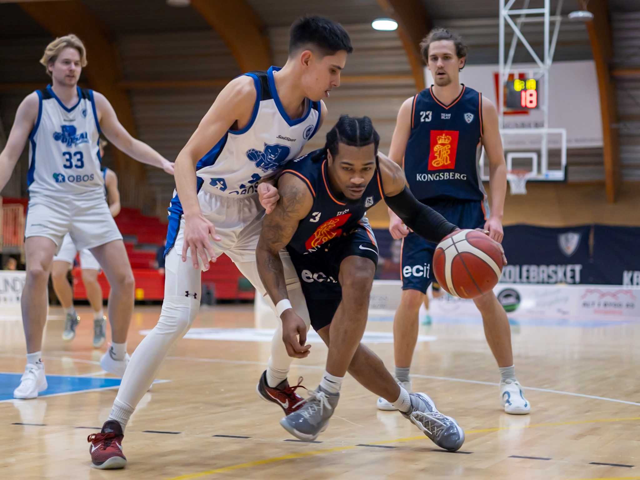 AJ Harris leverte sin beste kamp for Kongsberg Miners og endte med 20 poeng, 10 assists og 6 steals mot Oppsal. Her prøver han å lure seg forbi Isac Angelsen. Bak til venstre er Jonathan Linnestad og til høyre ser vi Åke Swahn.
FOTO: ESPEN SANDENGEN 