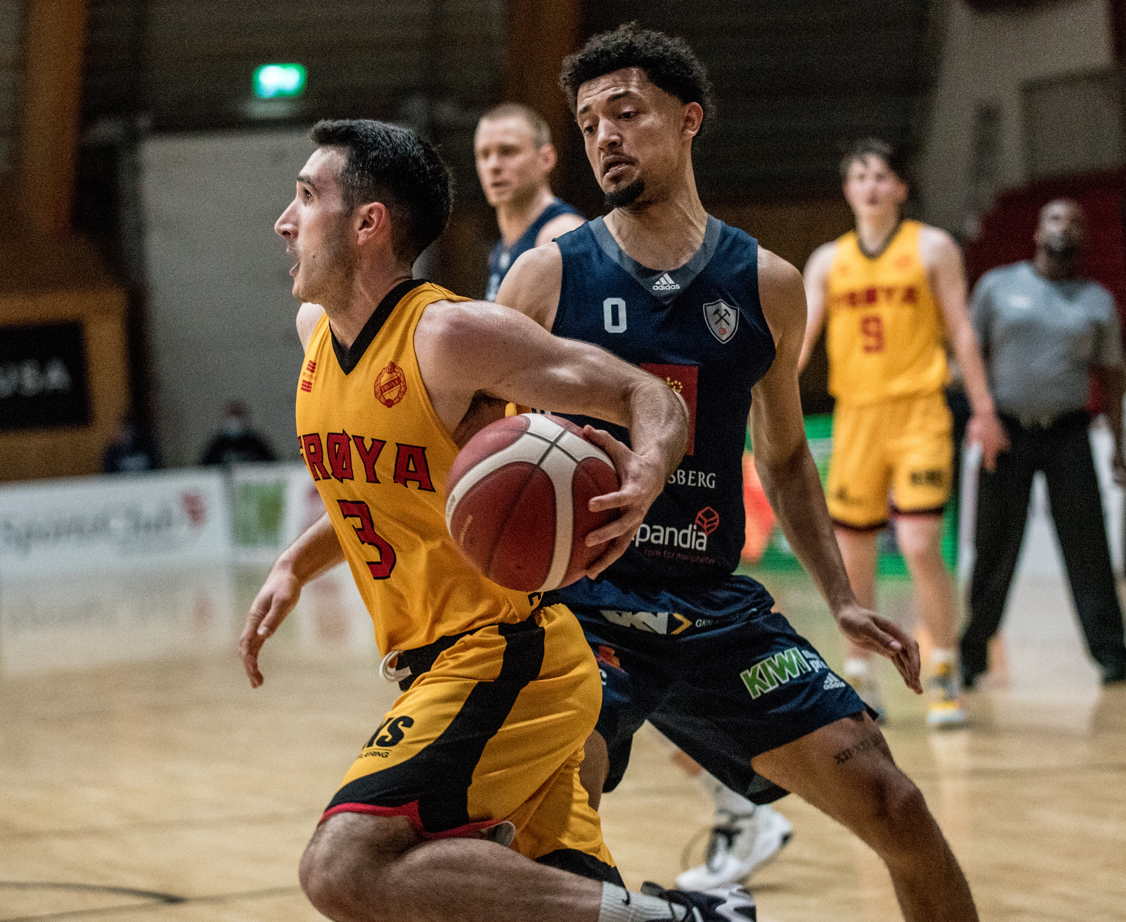 Juan Ferrales var sentral som pointguard og scoret 18 poeng for Frøya mot sine tidligere lagkamerater i Kongsberg Miners. Her i en drive mot hjemmelagets Bryan Alberts.
FOTO: ERIK BERGLUND 