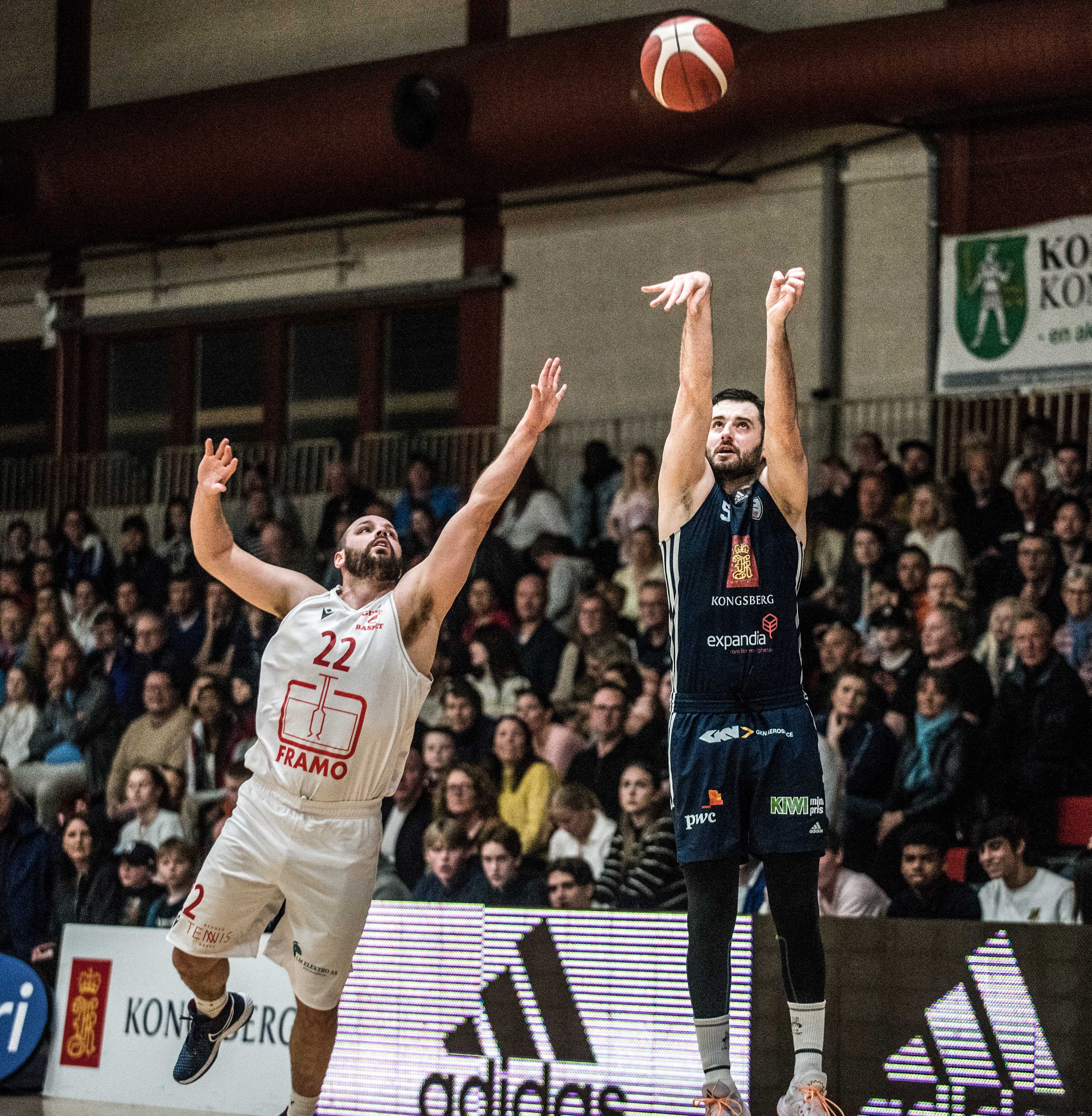 Ognjen Nisavic fyrer løs over Ali Ouakkaha i søndagens semifinale. Kongsberg Miners-kapteinen endte som sitt lags toppscorer med 27 poeng.
FOTO: ERIK BERGLUND 