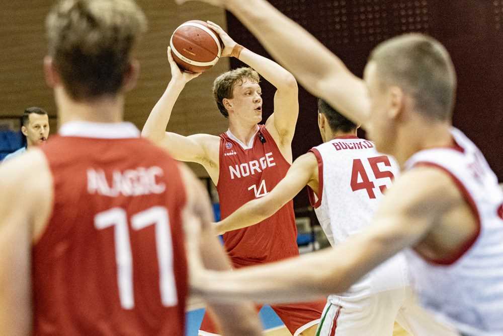 Oliver Bergstad og Norge valset over Irland og vant 80-46 i lørdagens EM-kamp. Bildet er fra møtet med Bulgaria tidligere i mesterskapet.
FOTO: FIBA.COM 