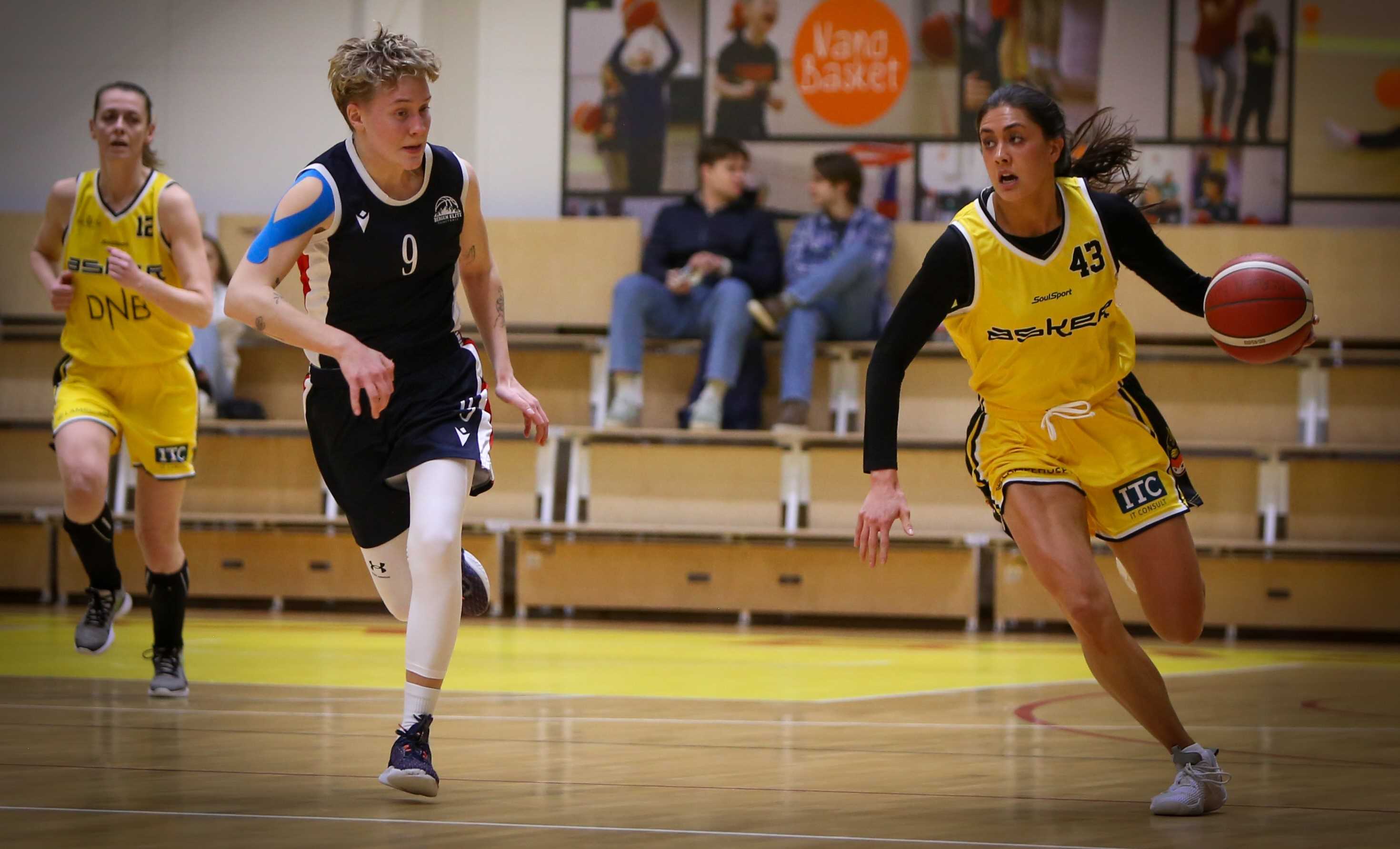 Natalie Villaflor styrte Asker Aliens til seier over Bergen Elite med 31 poeng, hvorav 10 i kvartfinalens 4 siste minutter. Her er det Ane Schanke-Næss som forsøker å holde følge med ligaens MVP. Bak til venstre ser vi Karianne Øysted Sørbye.
FOTO: TROND SPURKELAND 