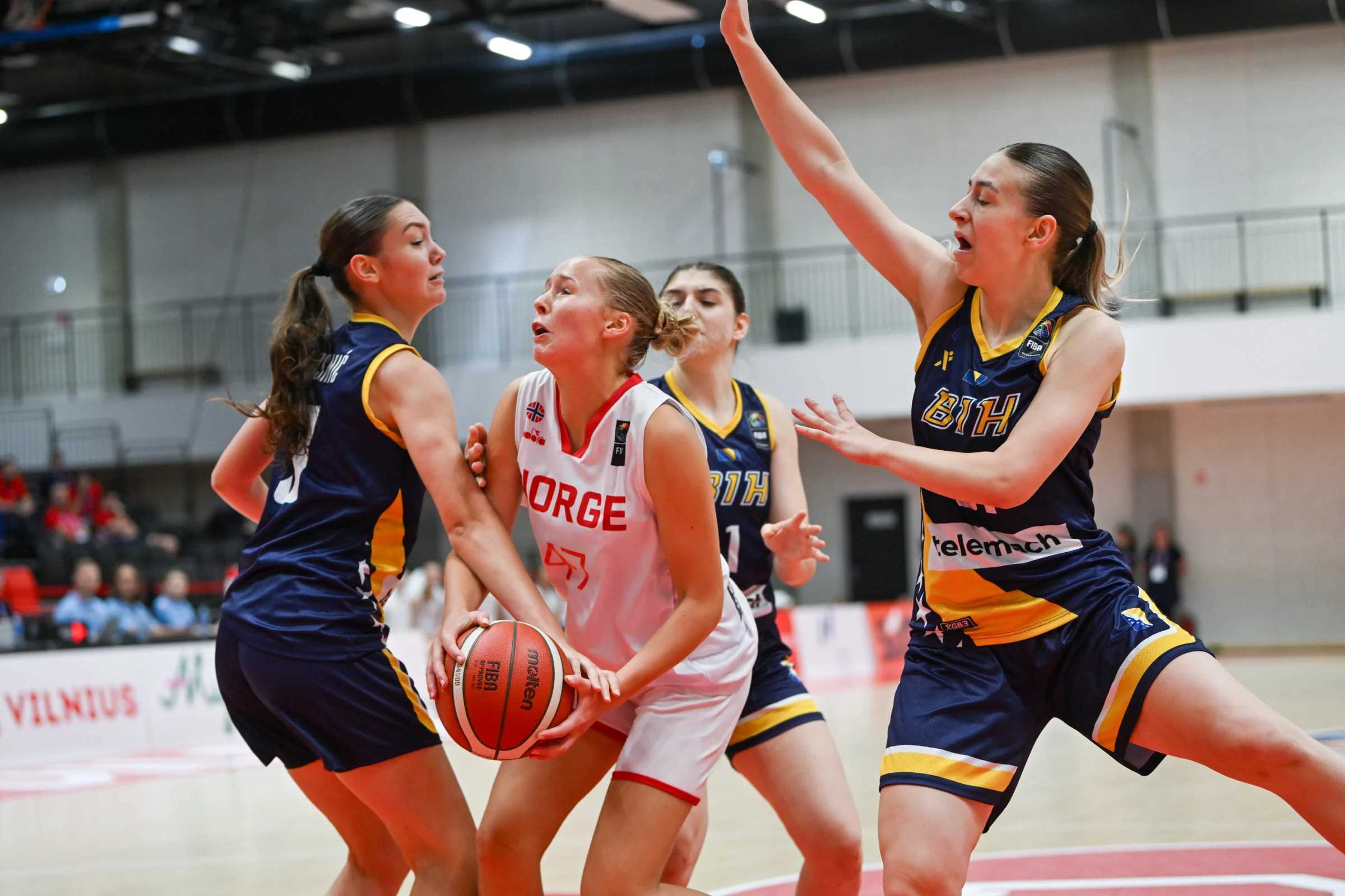Johanna Kiland har fanget en offensiv retur, men blir rasket omringet av tre bosniske spillere og feilet av Milica Bosnic (til venstre). 
FOTO: FIBA.COM 
