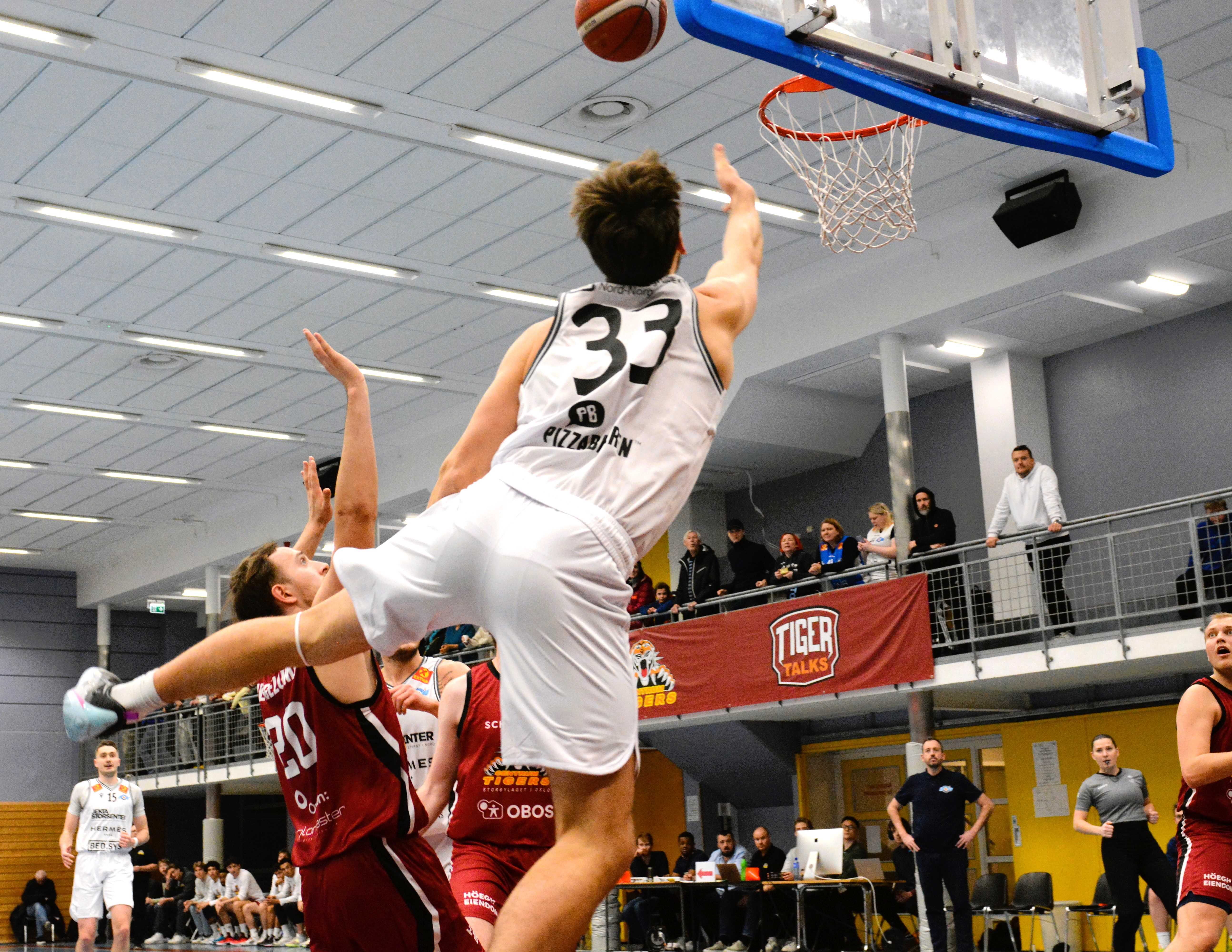 William McDonald var høyt og lavt for Tromsø Storm i Vulkanhallen og endte med 36 poeng da Centrum Tigers ble slått 88-74. Her kaster den amerikanske forwarden seg inn og scorer mot Christoffer Heggelund.
FOTO: MARIANNE MAJA STENERUD 