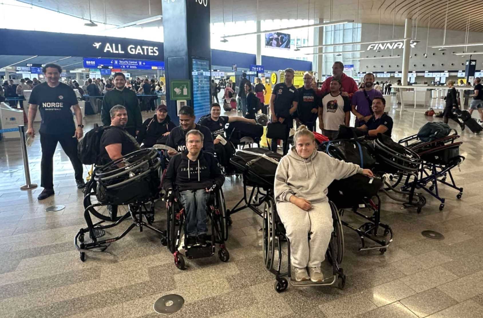 Norges landslag i rullestolbasket samlet på Vantaa-flyplassen i Helsinki søndag kveld etter opplevelsesrike og lærerike dager i tidenes første nordiske mesterskap, som ble arrangert i Nokia. Helt foran ser vi Andreas Koll-Hansen og Vilde Midthun.