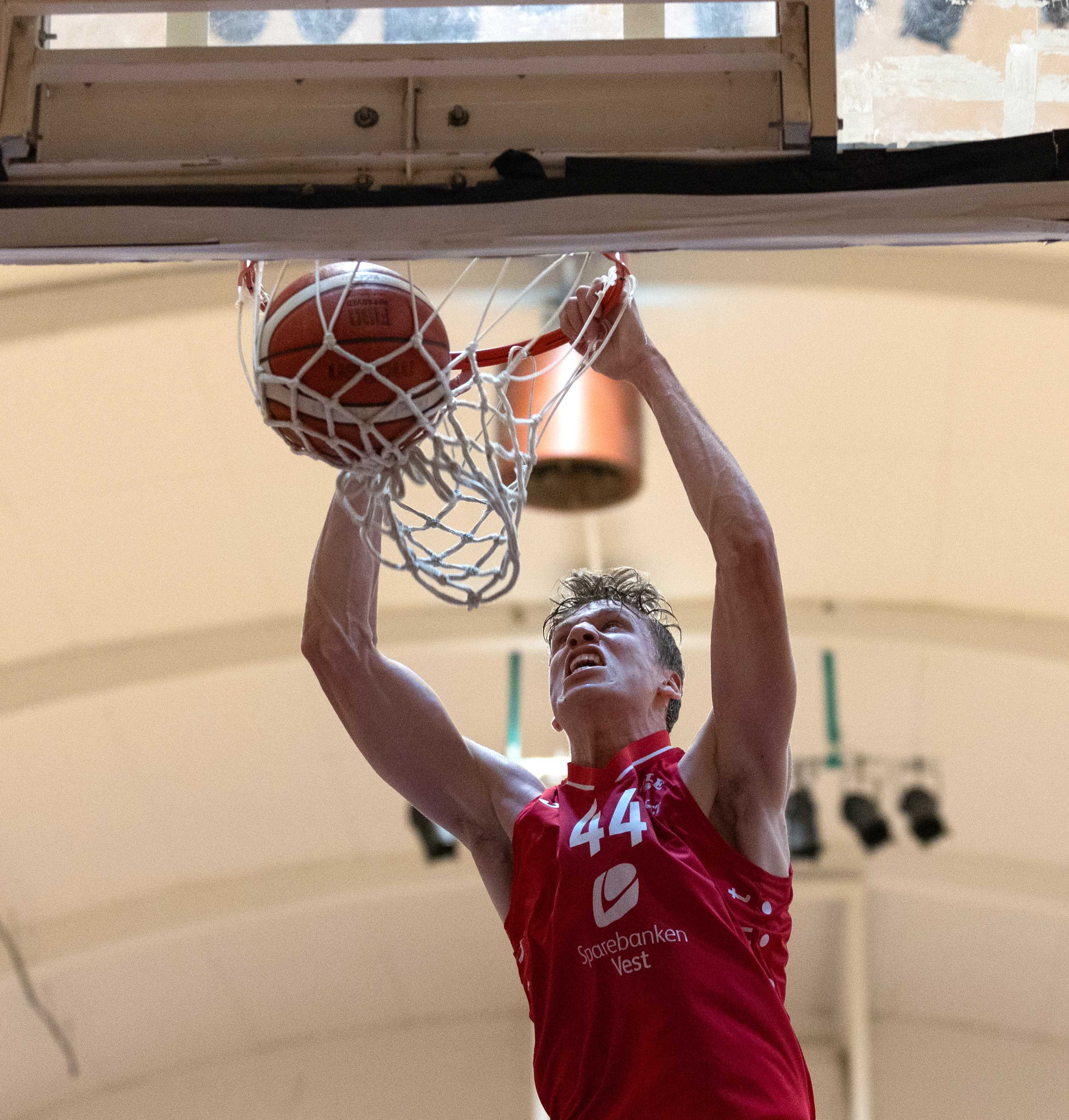 Hallvard Venstad Staffs dunker blir garantert populære hos Gimles publikum i den nye BLNO-sesongen. 21-åringen med fortid i Sandvika, EB85 og Tromsø Storm spilte collegebasket i USA forrige sesong og kom på banen og scoret i tre av Norges fire EM-kvalifiseringskamper i sommer.
FOTO: BRAGE TITLESTAD 