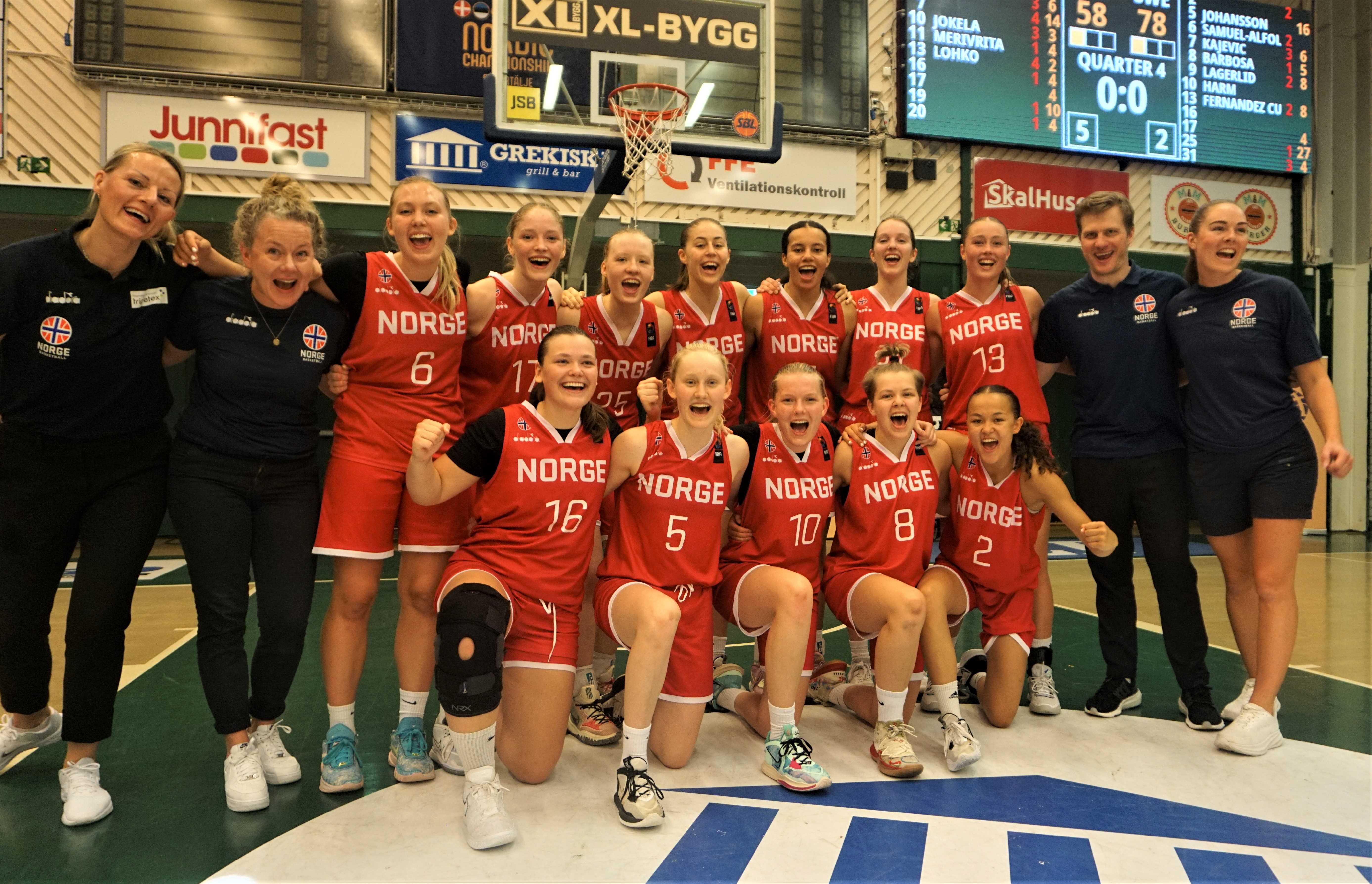 Norsk jubel etter 78-58 over Danmark i den avsluttende kampen i nordisk mesterskap i Södertälje. Bak fra venstre er Camilla Hovig (lege), Kine Johansen (head coach), Fanny Dyngeland-Sundén, Tindra Hillestad Pack, Anna Linnea Hovig Wikstrøm, Sophia Priestley, Lina Blanco, Helena Eckhoff-Eliassen, Sofia Brokhaug Koch, Eirik Ljostveit (assistant coach) og Karoline Næss (fysioterapeut). Foran fra venstre Susanne Gjerstad, Aurora Sørbye, Hannah Kristoffersson, Camilla Wold Wægger og Aurora Toyomasu.
FOTO: ARILD SANDVEN 