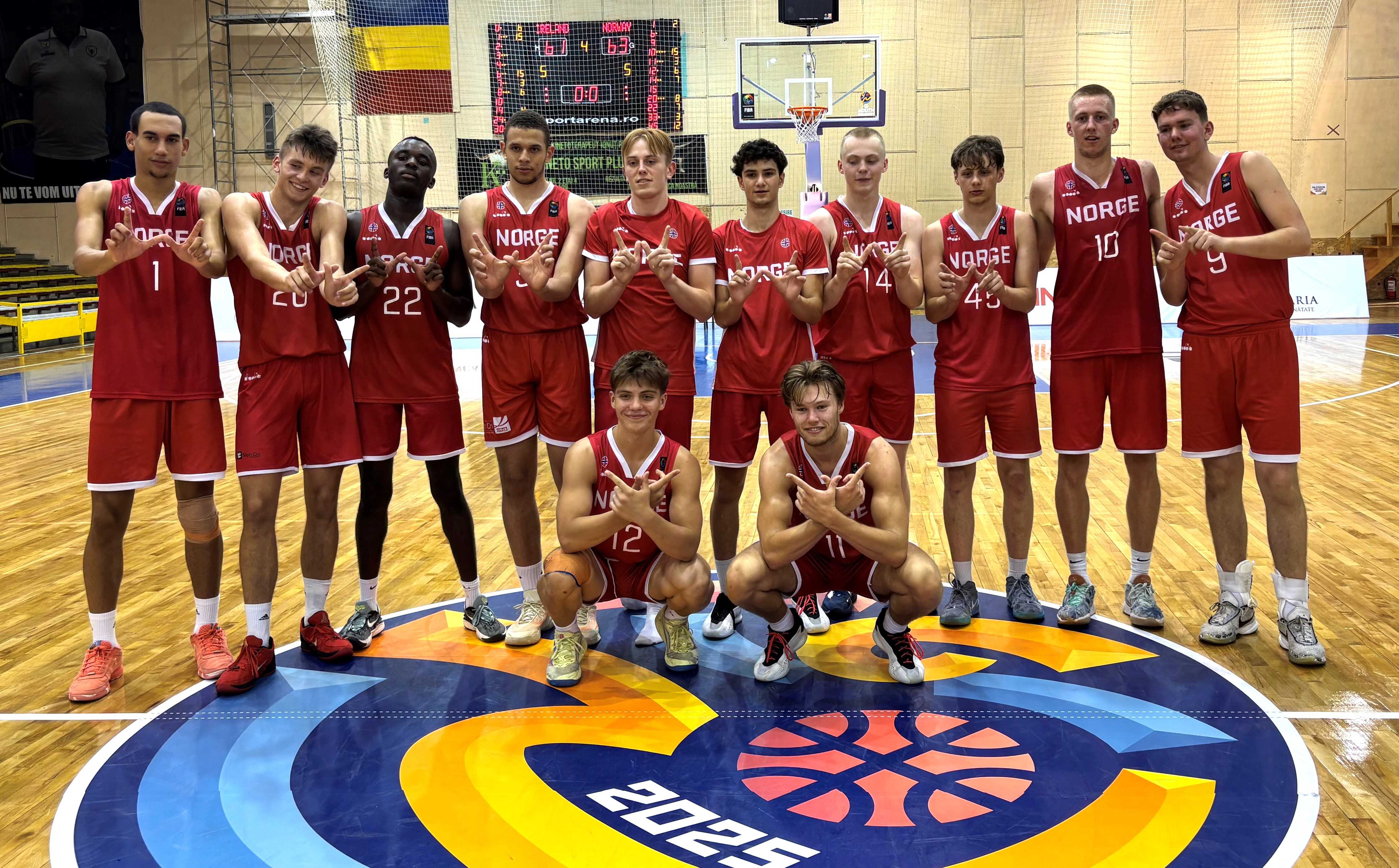 Glade norske spillere etter seieren over Irland i siste kamp i B-EM søndag. Foran sitter Matei Argatu (til venstre) og Leo Berbusmel. Bak fra venstre ser vi Håkon Odera Seem, Ruben Langerød, Daniel Omedikonga, Gabriel Sanford, Evert Dahlberg, Alejandro Ceperuelo Aula, Harald Lilledahl, Morten Holsæter, Christoffer Vråle Rønning og Trygve Anker Olsen.
FOTO: ANITA TOPDAL 