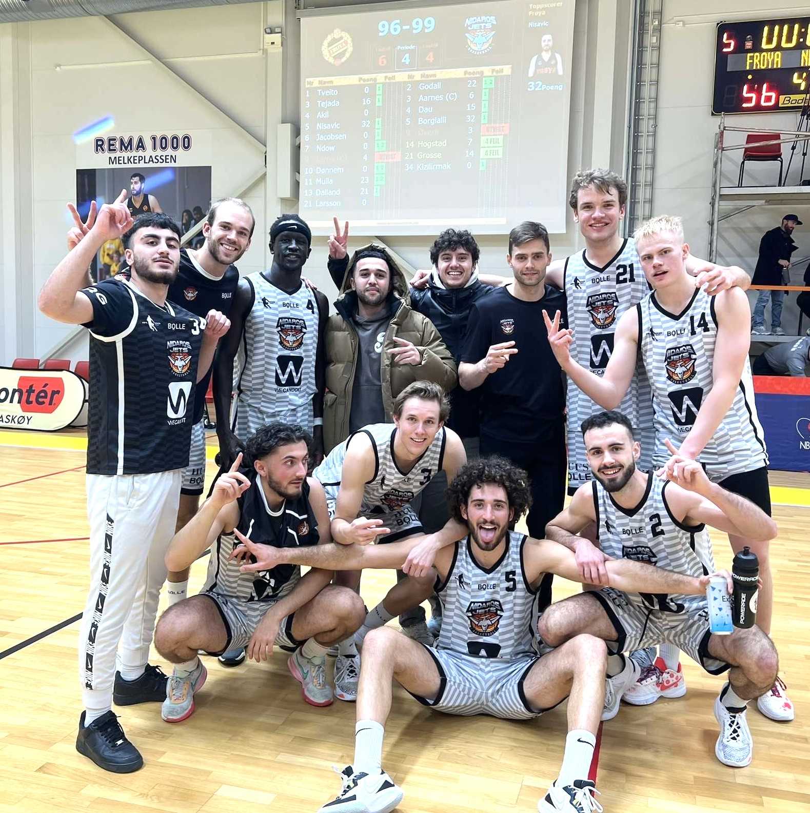 Nidaros Jets og noen av lagets trofaste fans jubler etter 99-96 over Frøya. Bak fra venstre er Enzo Bulduk (med drakten til Burak Kizilirmak), Filip Øverli, Ringo Dau, Mirac Kucukcelik, Can Kizilirmak, coach Mantas Matevicius, Emil Grosse og Ole Flock Hogstad. Foran fra venstre ser vi Burak Kizilirmak, Mikkel Aarnes, Dominic Borgialli og Bernat Godall.
FOTO: PRIVAT
