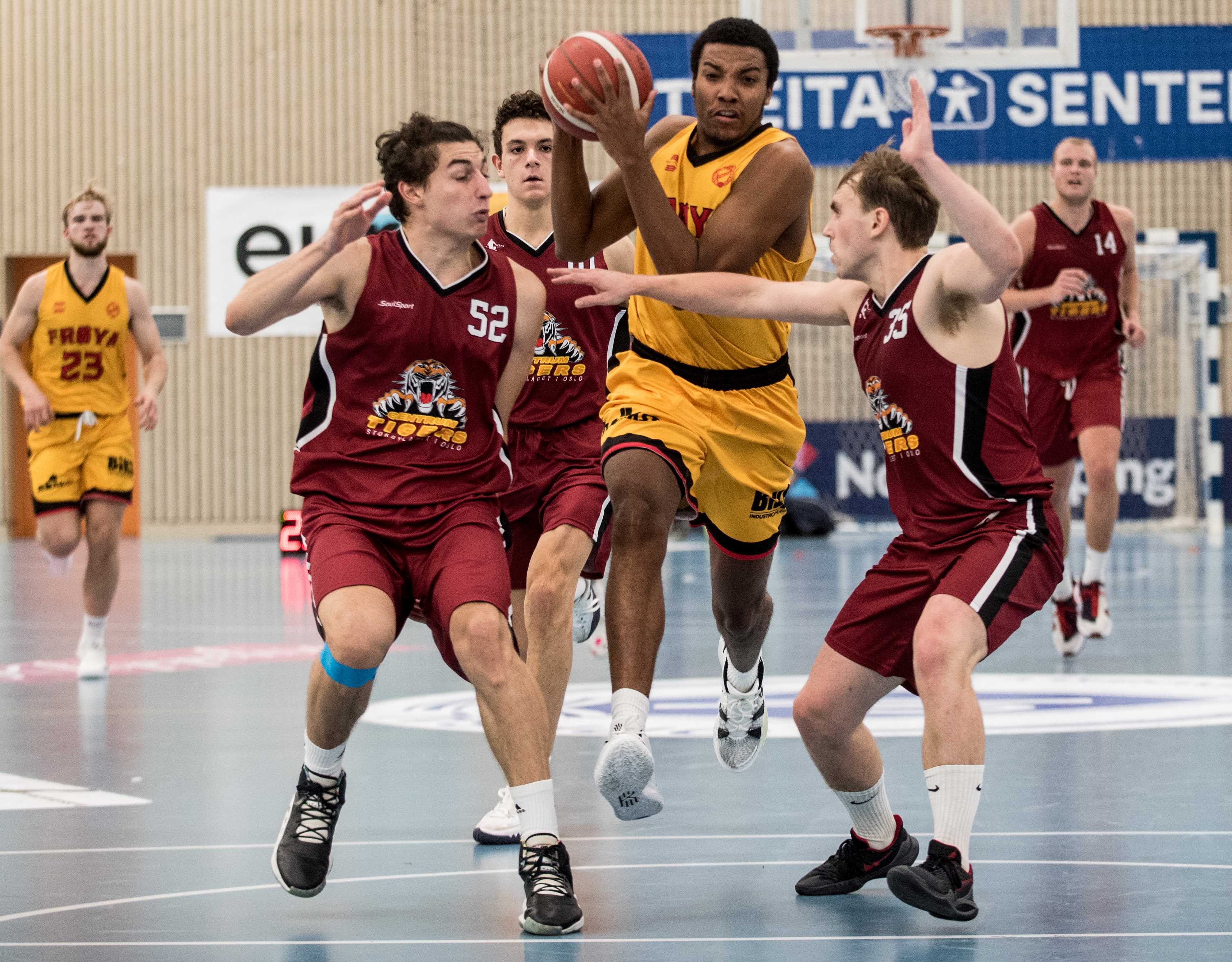 Wayne Stewart har ledet Frøya til seriemesterskap etter 21 seire på 27 kamper, er ligaens mest effektive spiller, beste 3-poengsskytter og nummer 2 i scoringer. Her er den allsidige forwarden på vei gjennom Centrum Tigers-forsvaret og trioen Giorgos Kotrotsios (nr 52), Moritz Anglero og Simon Midtvedt. Bak i bildet ser vi Edvard Aamodt Kristiansen (til venstre) og Johannes Dolven.
FOTO: ERIK BERGLUND  