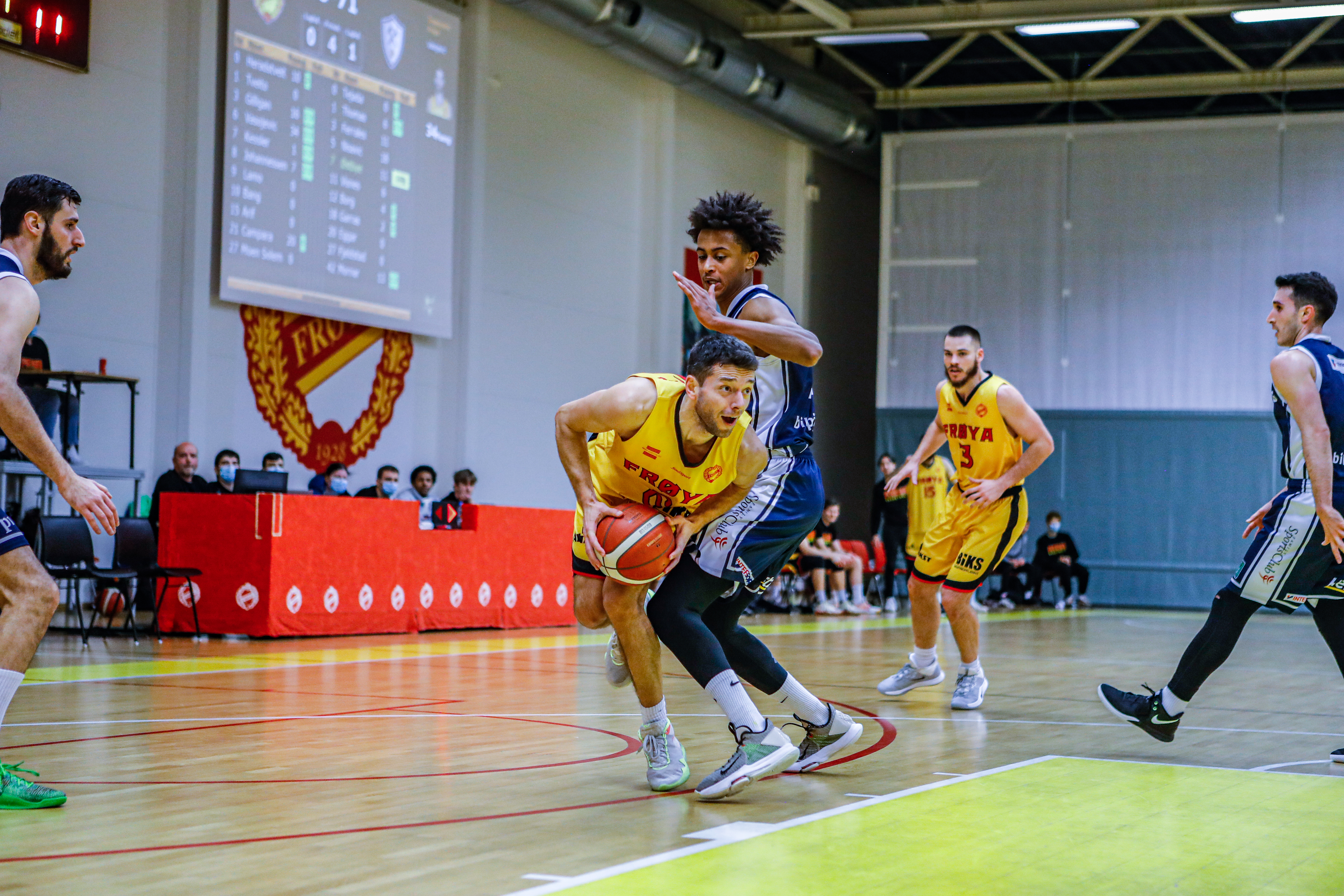 Nikola Vasojevic spilte på hele sitt register mot Kongsberg Miners, med 36 poeng og 7 assists  og avgjørende scoringer i Frøyas 14-0-run fra start i fjerde periode. Her kjemper den serbiske pointguarden seg forbi Oliver Bojang Visnes og går for skudd. De øvrige spillerne i bildet er Ognjen Nisavic (til venstre), Devin Gilligan og Juan Ferrales.
FOTO: NICHOLAS NORENG 