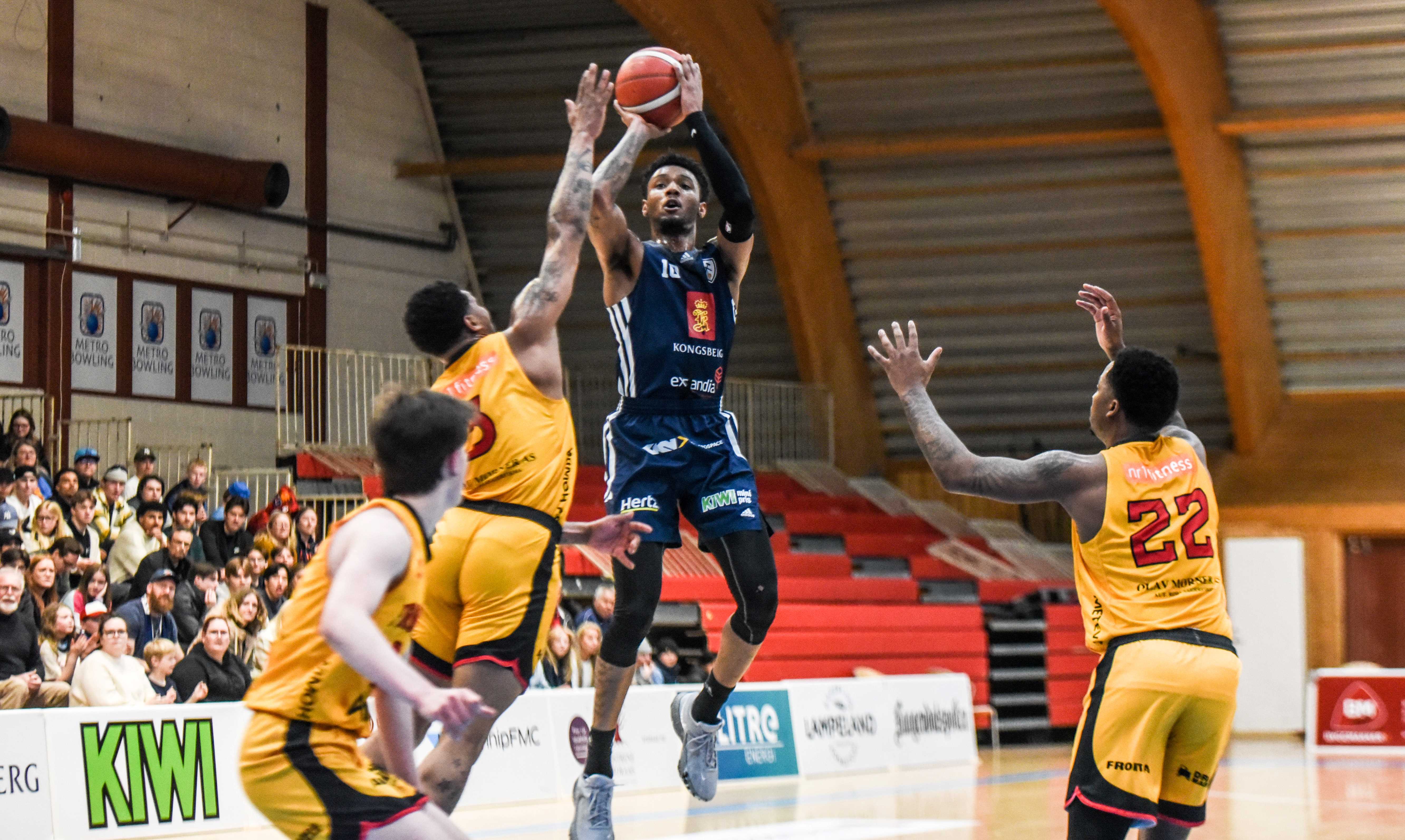 John Knight og resten av Frøyas lag klarte aldri å stoppe Xavier Green. Kongsbergs elegante guard ble kampens store spiller med 39 poeng, 10 returer, 3 assists og 2 steals - og satte 5 av 7 trepoengere. Jørgen Lamo (til venstre) og DeAngelo Stewart er de to andre Frøya-spillerne i bildet.
FOTO: ERIK BERGLUND 