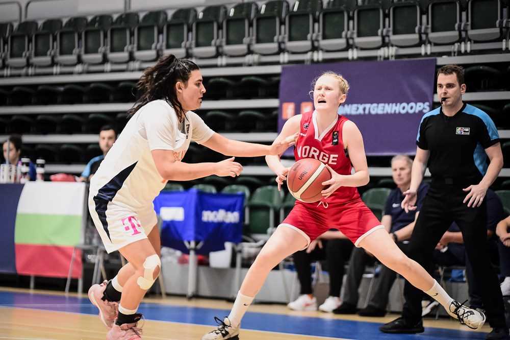 Aurora Sørbye styrte Norge, skapte trøbbel for Nederland og ble EM-kampens suverene toppscorer med 35 poeng. Her med en "step-back" før et 3-poengsforsøk. Ulriken-guarden satte 4 av 10 treere, 8 av 11 topoengskudd og 7 av 7 straffer - og hadde i tillegg 5 assists, 4 steals og 4 returer.
FOTO: FIBA.COM 