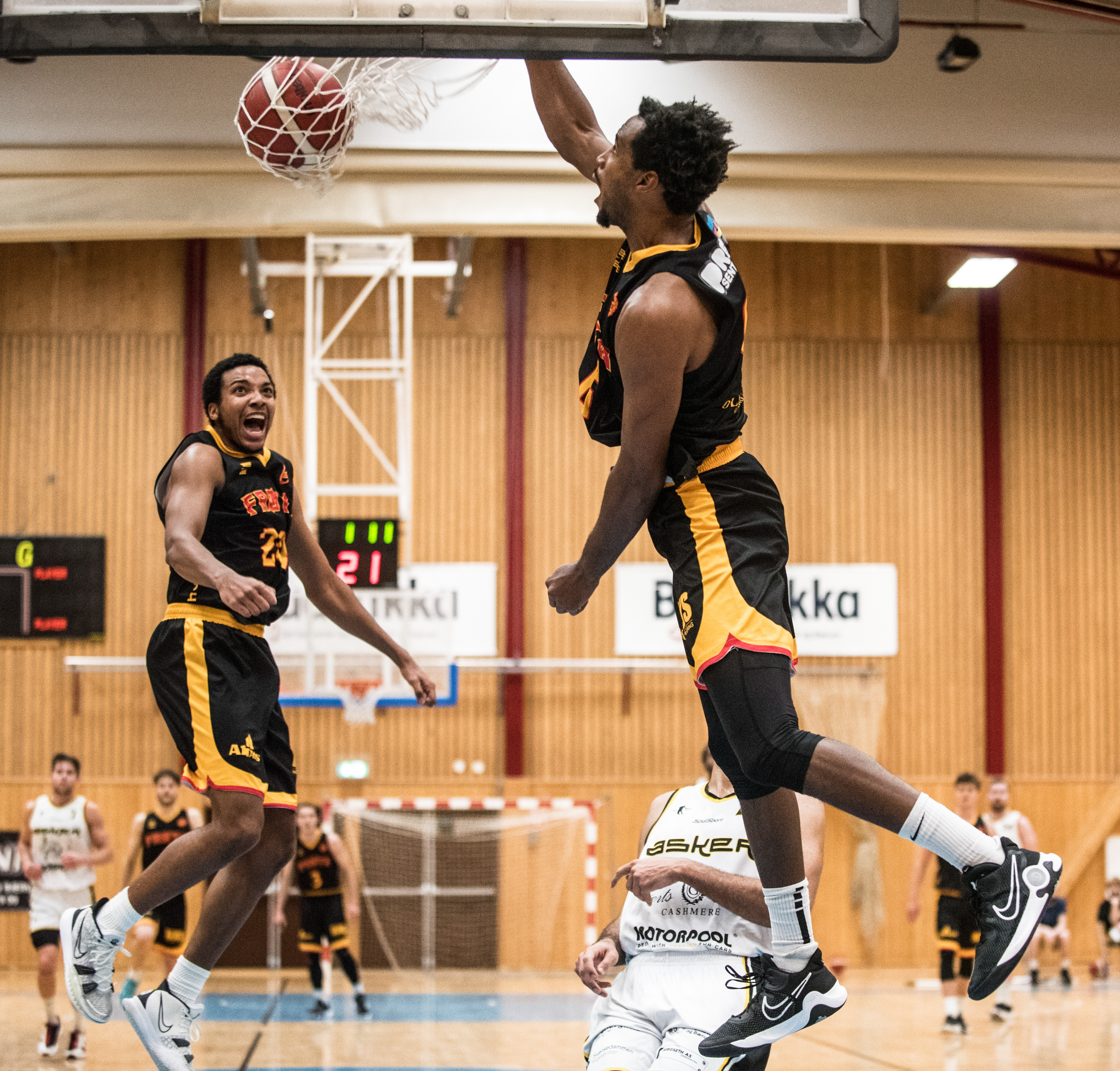 Frøya underholdt og scoret 104 poeng mot Asker Aliens i Vollenhallen. Her dunker Cam Gregory inn 100-84 etter fastbreak i sluttminuttene, mens Wayne Stewart jubler.
FOTO: ERIK BERGLUND 