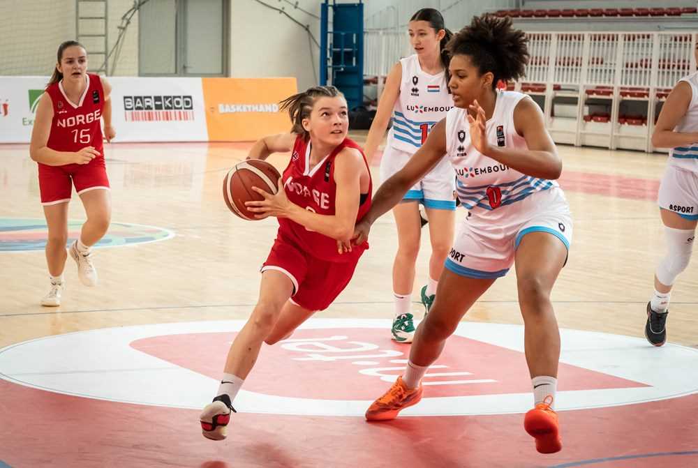 Edel Hjelle bringer fart og trykk i det norske laget. Her forsøker hun seg mot kampens store spiller, Luxembourgs 1,86 m lange center Joyce Isi Etute. Bak i bildet ser vi Astrid Laugen.
FOTO: FIBA.COM 