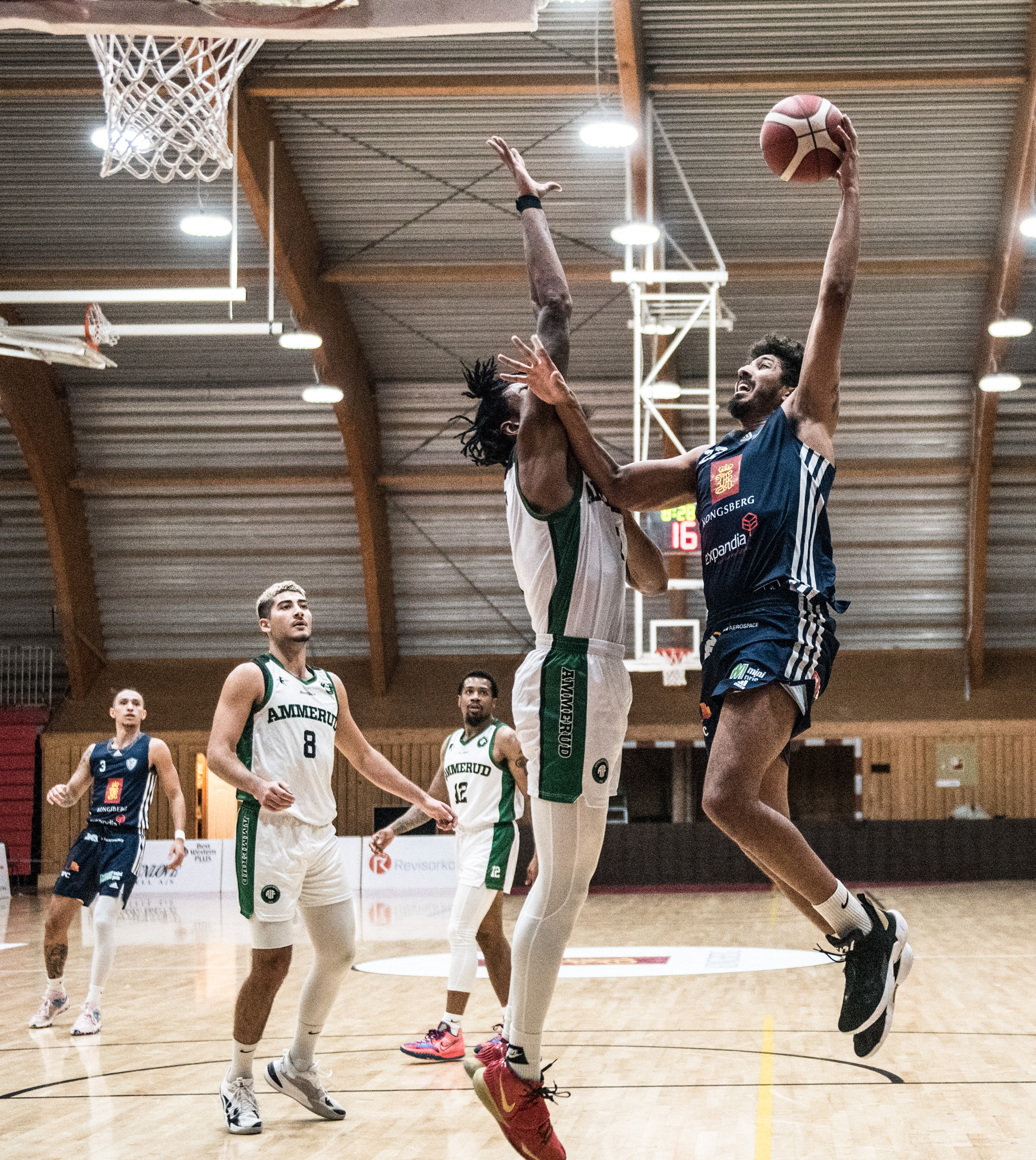 Aly Hudgins med et venstrehåndsskudd over Jordan Session i torsdagens Firi-ligakamp. Miners-forwarden var tilbake på banen etter hjernerystelse og bidro med blant annet 9 poeng, 6 returer, 2 steals og 1 blokk i løpet av sine snaut 15 minutter på banen. De øvrige spillerne i bildet er fra venstre Valen Tejada (bak), Ouzhan Farzaneh og AJ Harris.
FOTO: ERIK BERGLUND  