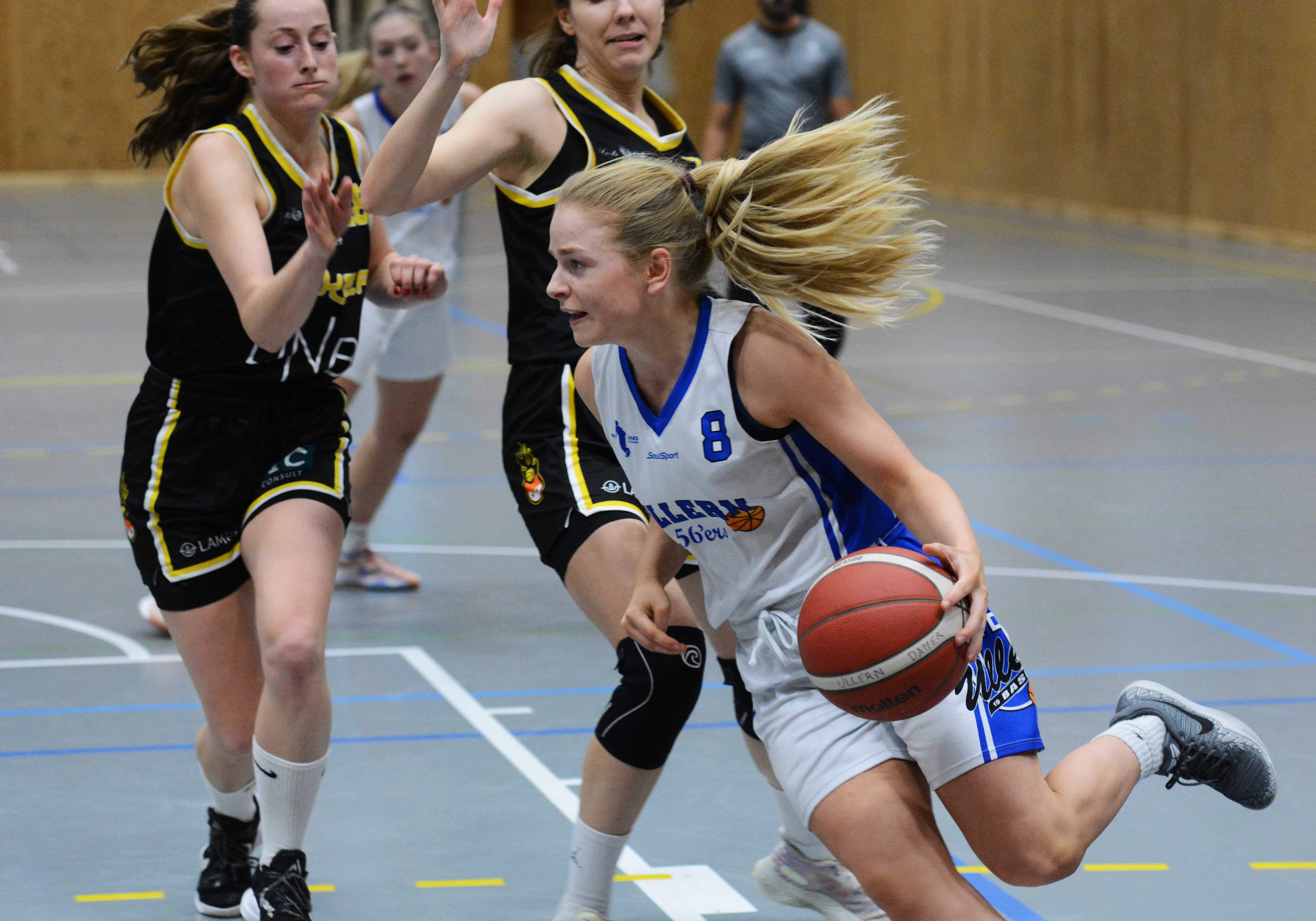 Malin Schneidt og Ullern kom sterkt i fjerde periode og sikret ekstraomgang mot Asker Aliens, men gjestene var sterkest mot slutten og vant 79-72. Her er Schneidt i en drive forbi Fredrikke Hylen (til venstre) og Kristine Nyegaarden.
FOTO: MARIANNE MAJA STENERUD 