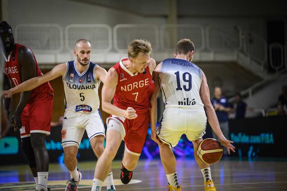 "Tunnel" i basket? Ja da, Harald Eika Frey avsluttet med denne frekke varianten mot en av Slovakias spillere før han rolig spaserte inn scoringen til 84-68 og endte på 37 poeng. - En liten Stian Mjøs spesial, så den er til ære for Stian, sa Frey.
FOTO: FIBA.COM 